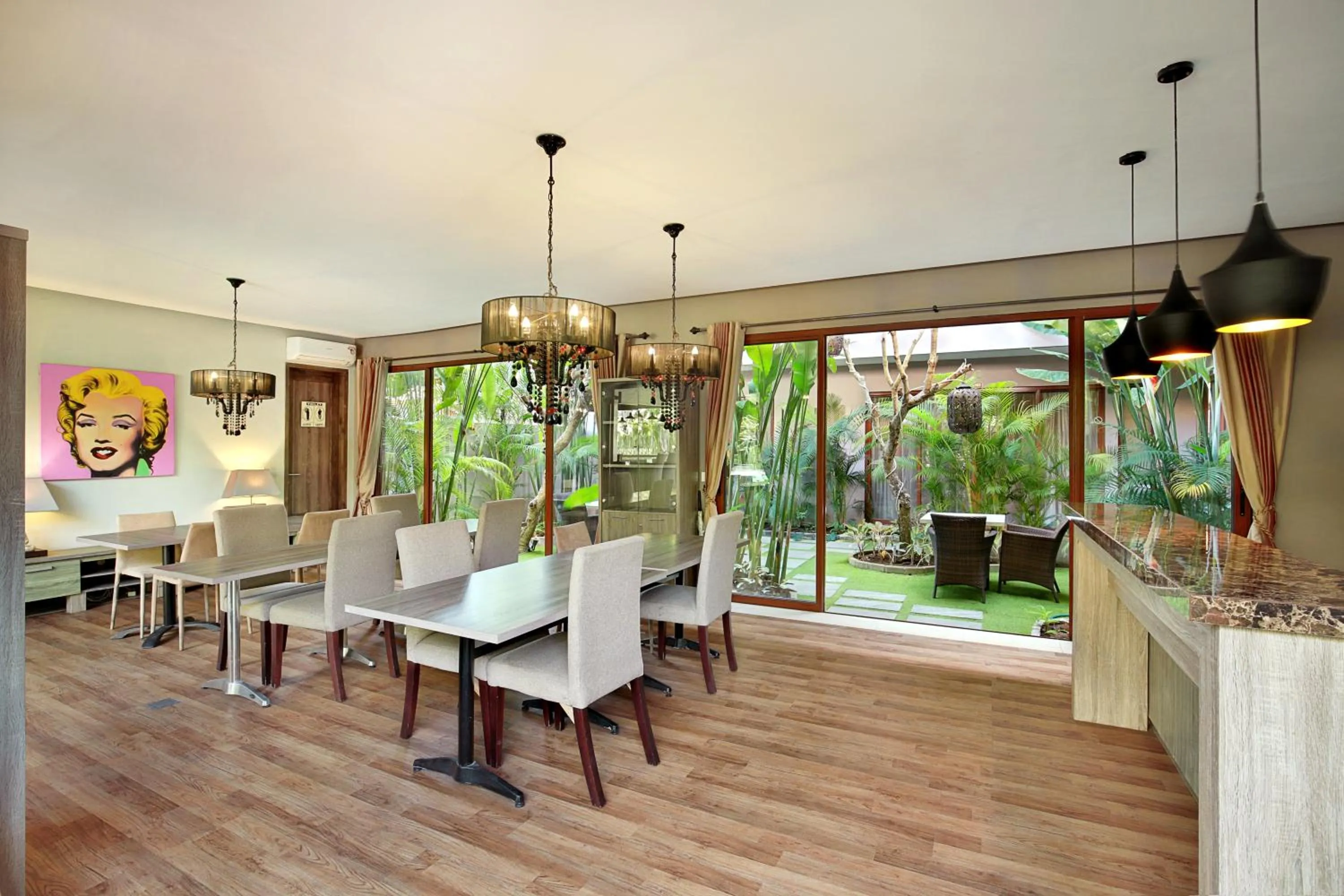 Communal kitchen in Puri Sabina Bed & Breakfast