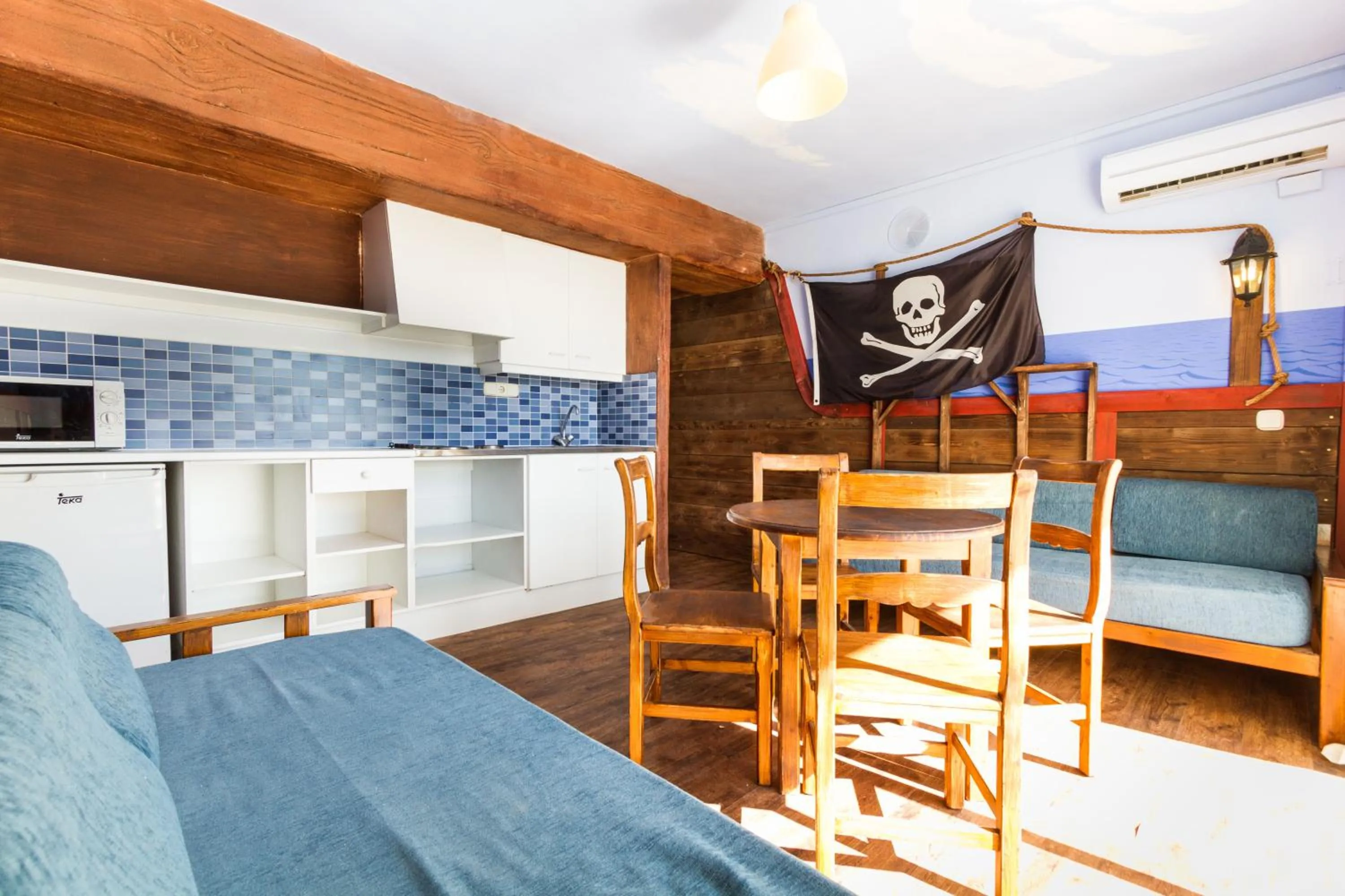 Kitchen or kitchenette, Bed in Pirates Village