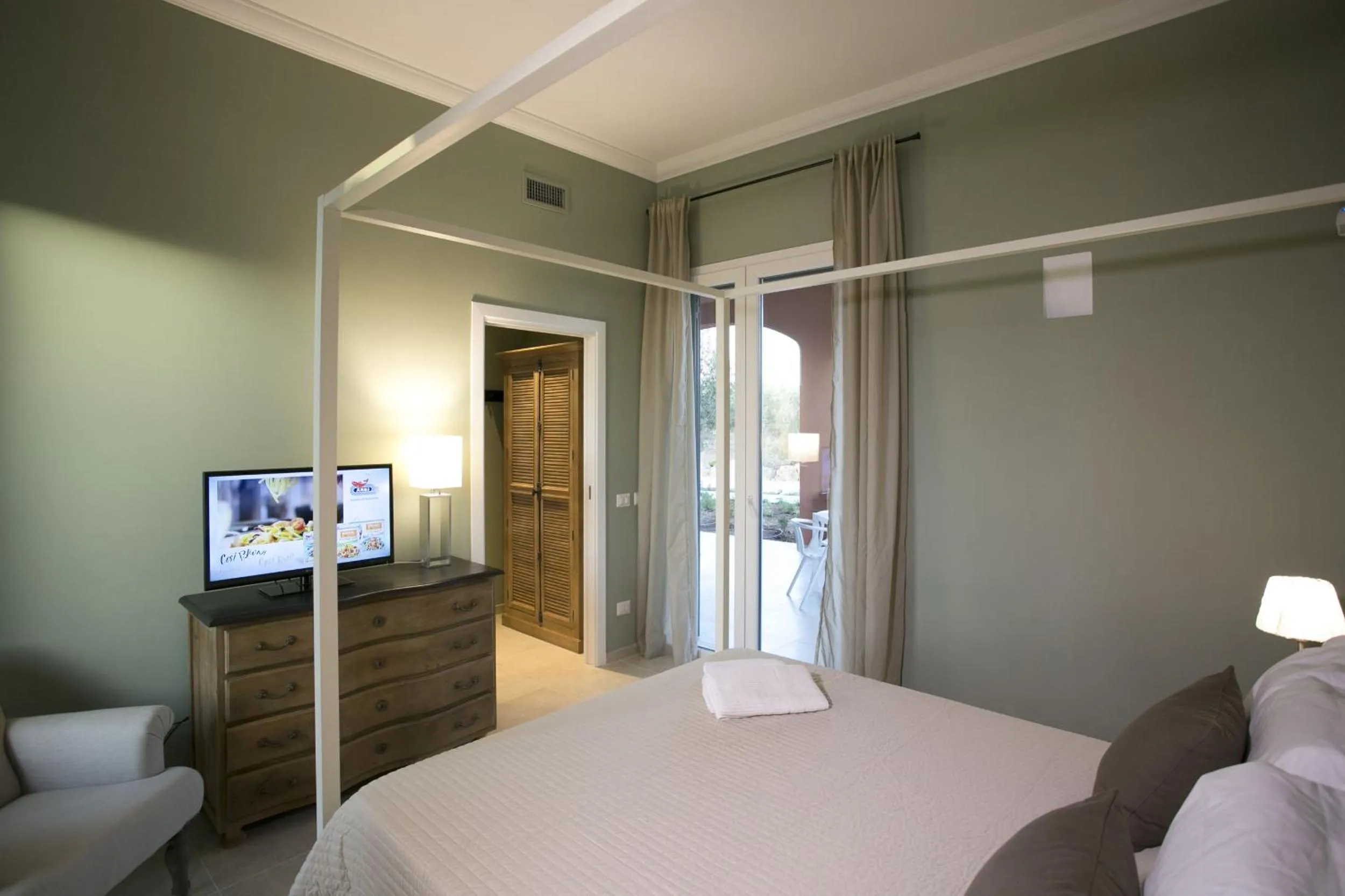 TV and multimedia, Bed in Corte Olea Resort