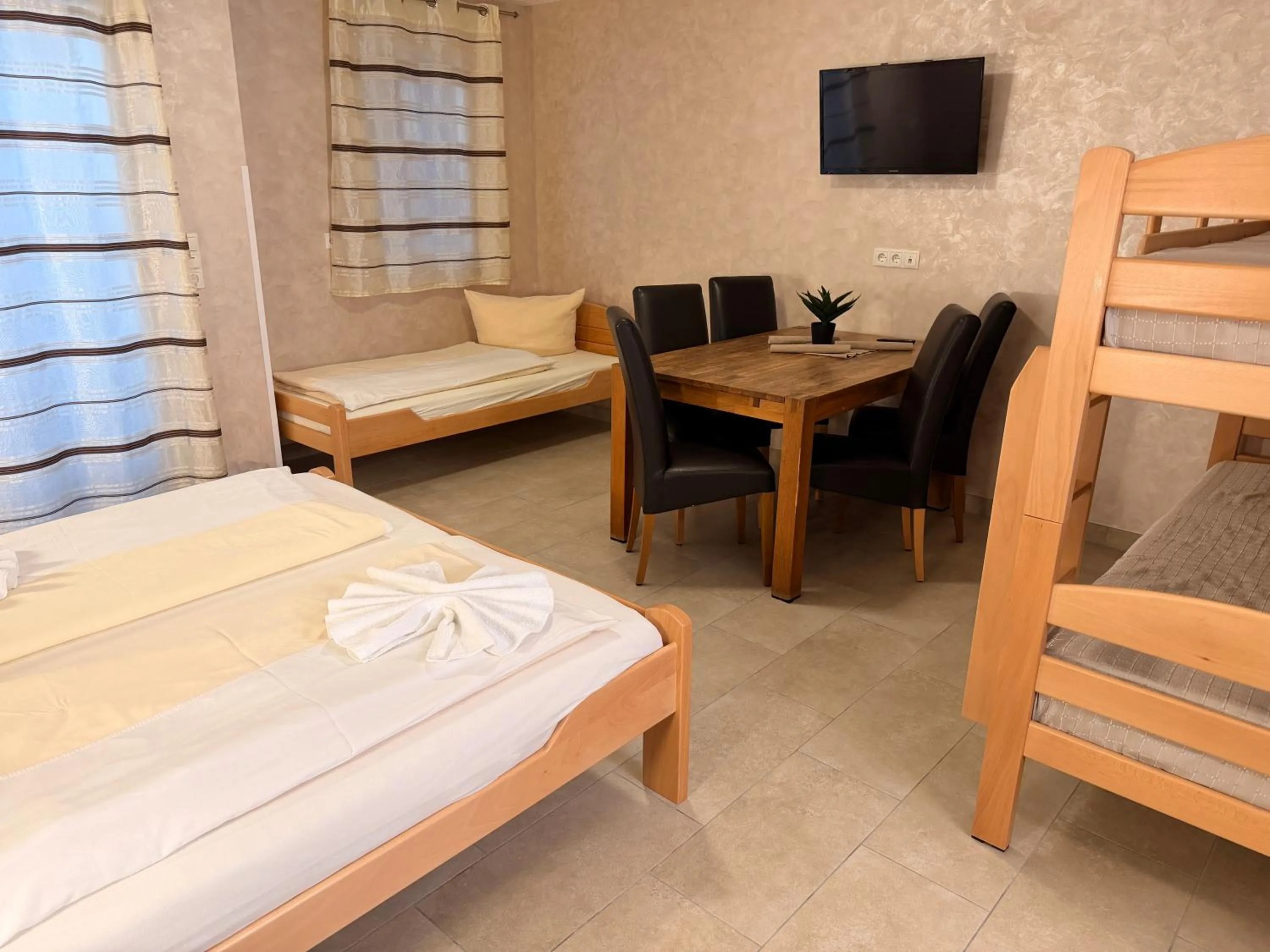 Dining area, Bed in Hilda Apartments Rust