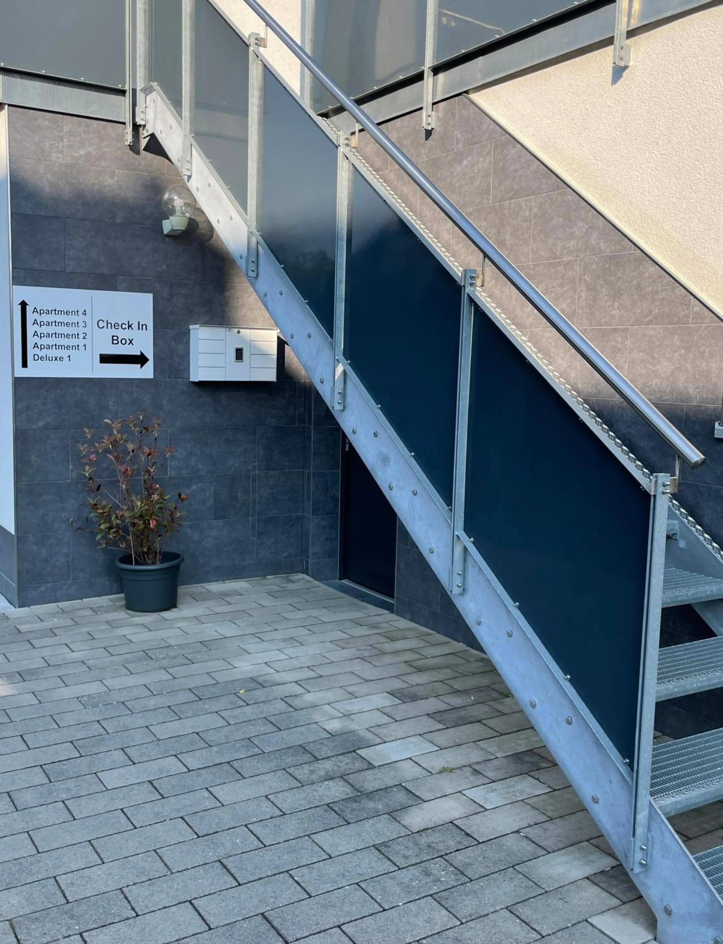 microwave in Hilda Apartments Rust