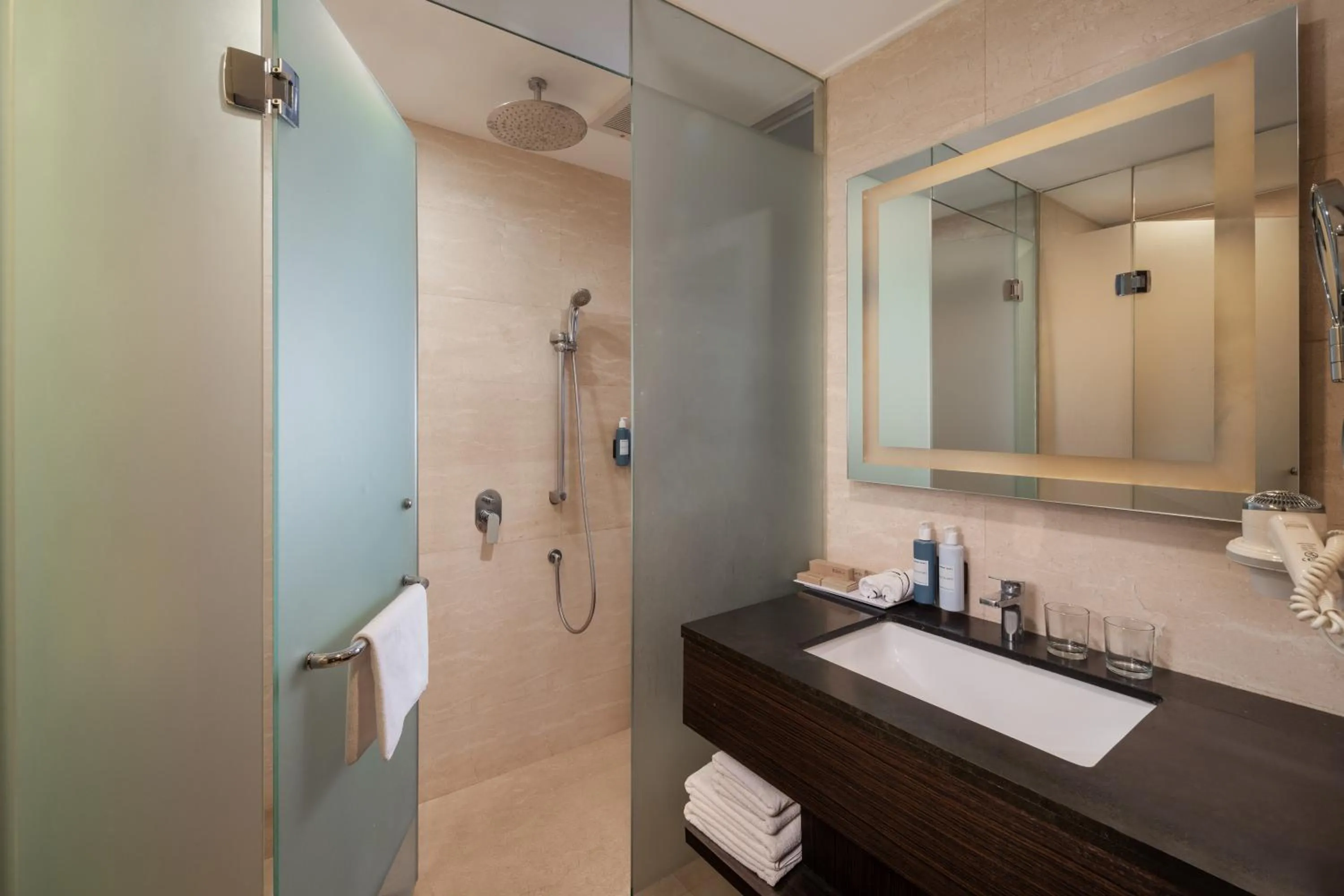 Shower in Melia Makassar