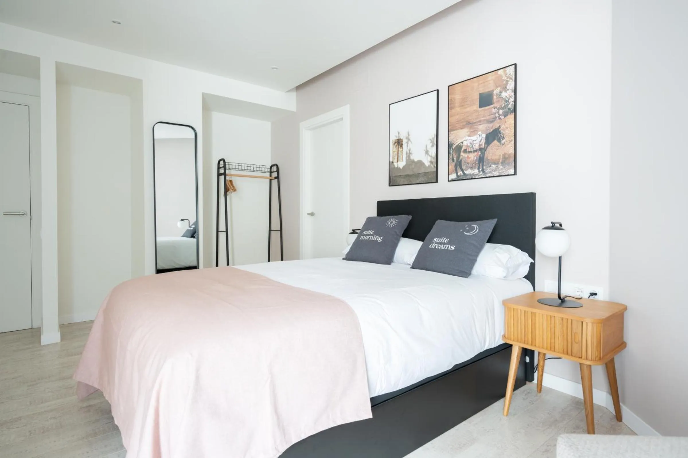 Bed in Limehome Barcelona Rector Triadó