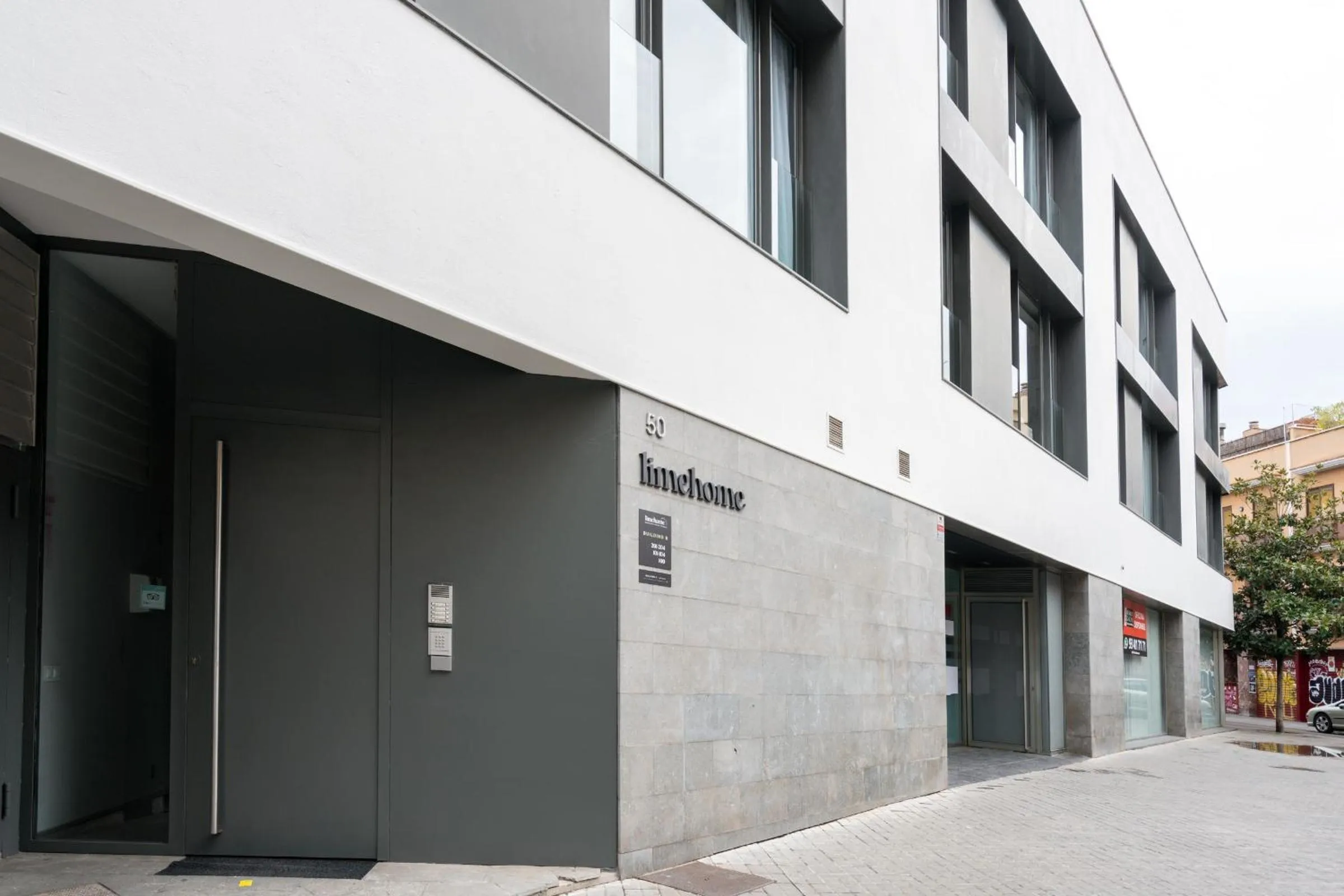 Property building in Limehome Barcelona Rector Triadó