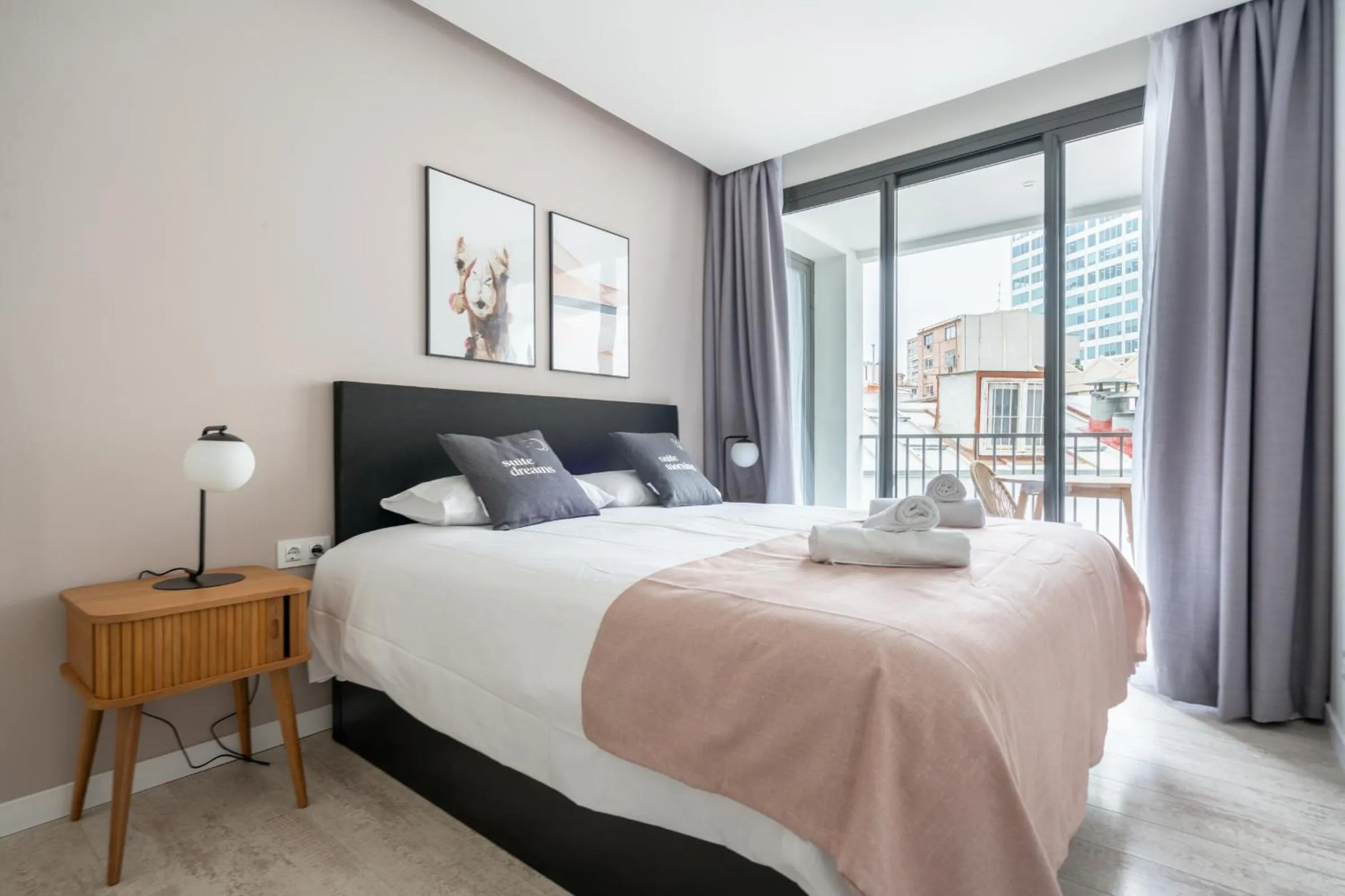 Bed in Limehome Barcelona Rector Triadó