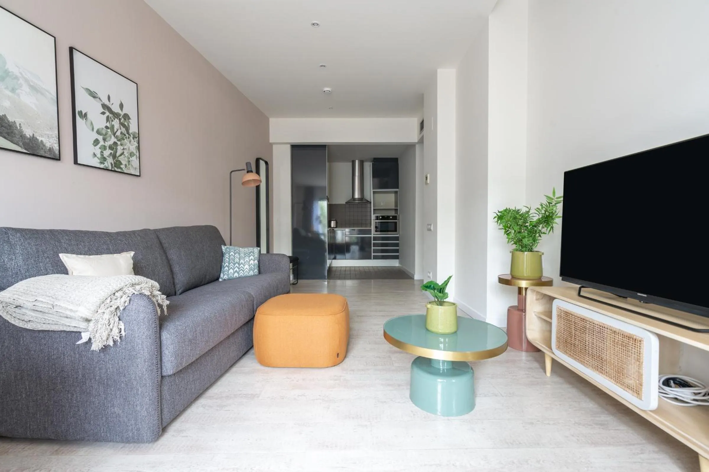 TV and multimedia in Limehome Barcelona Rector Triadó