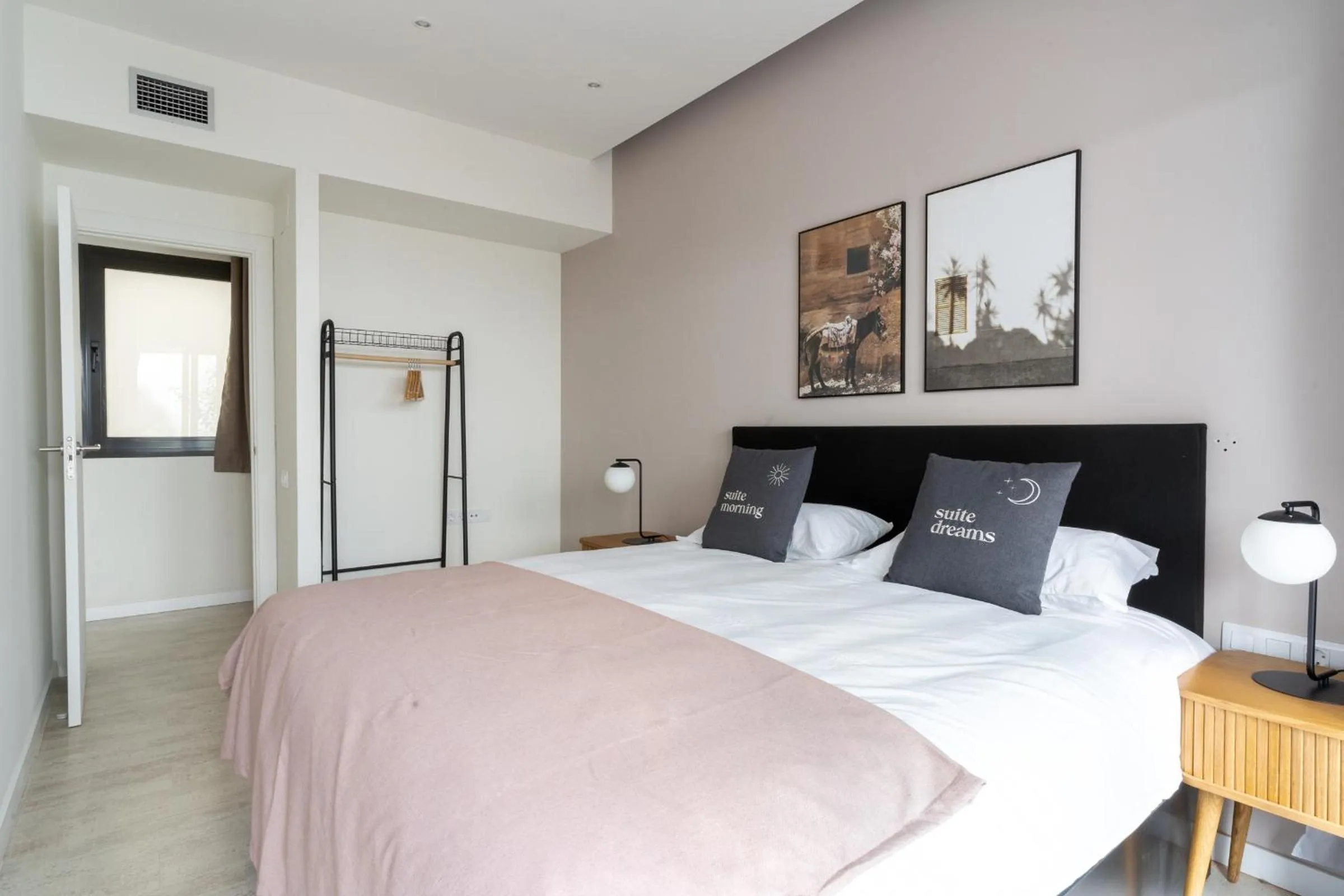 Bed in Limehome Barcelona Rector Triadó