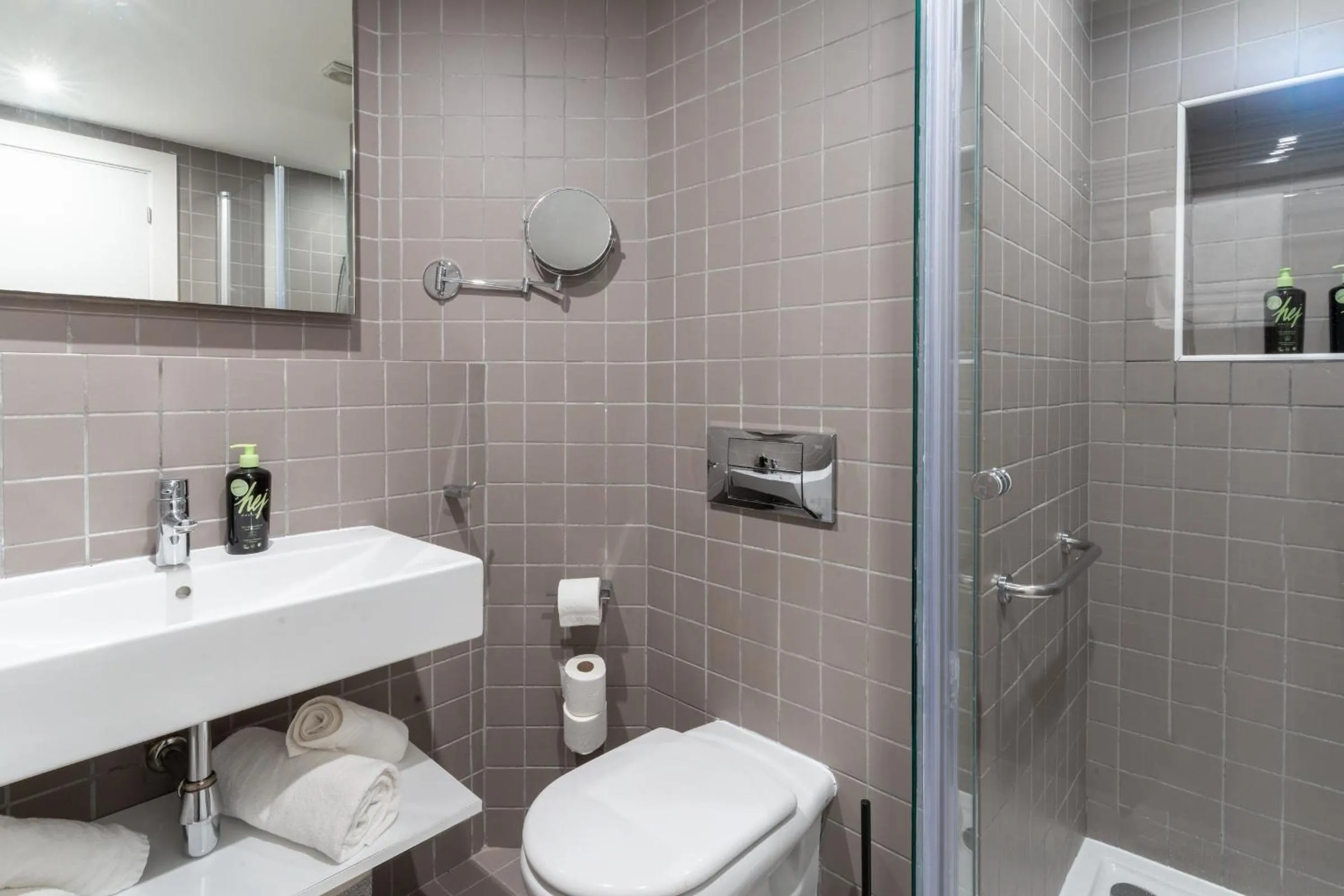 Shower in Limehome Barcelona Rector Triadó