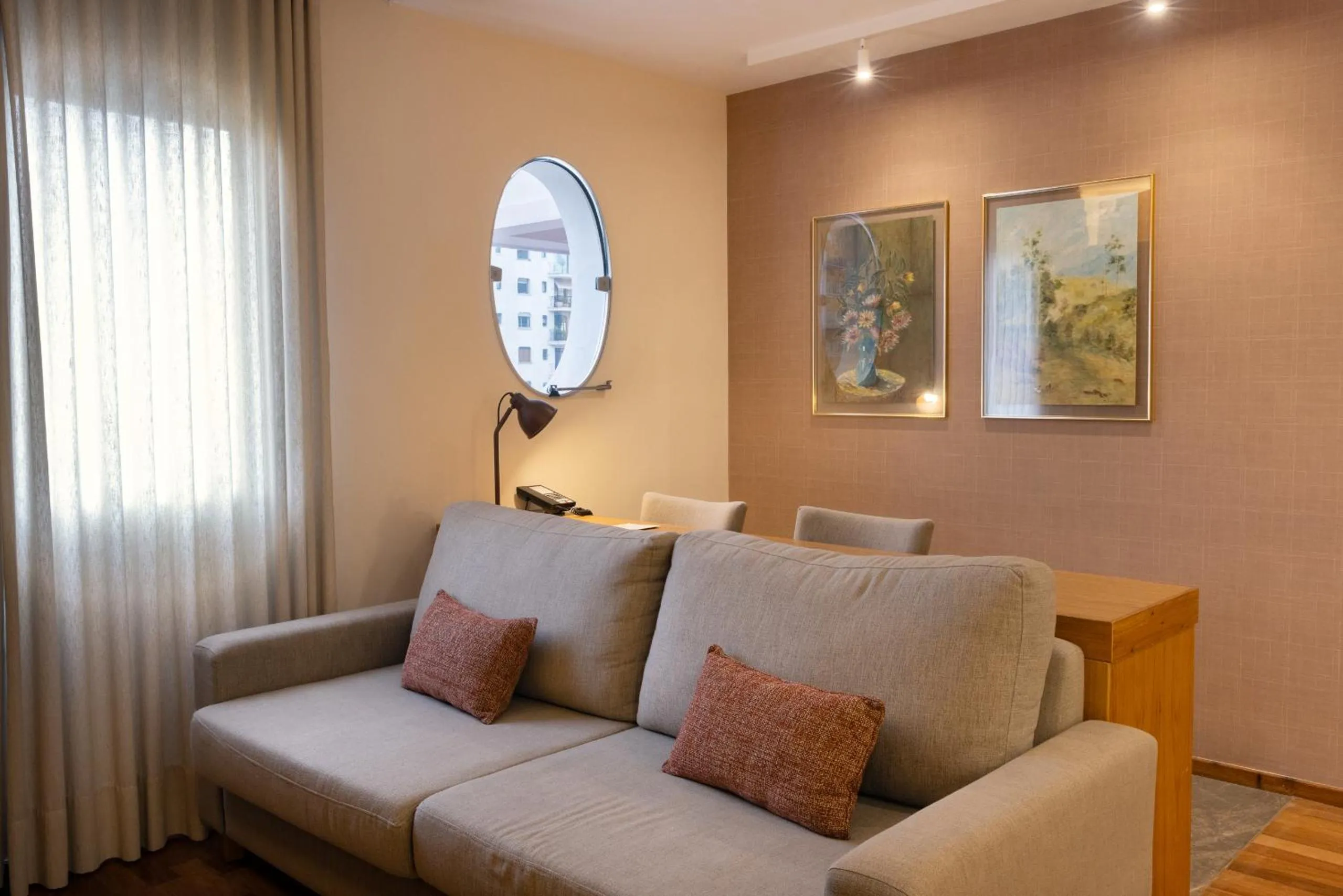 Living room in Regent Park Suite Hotel