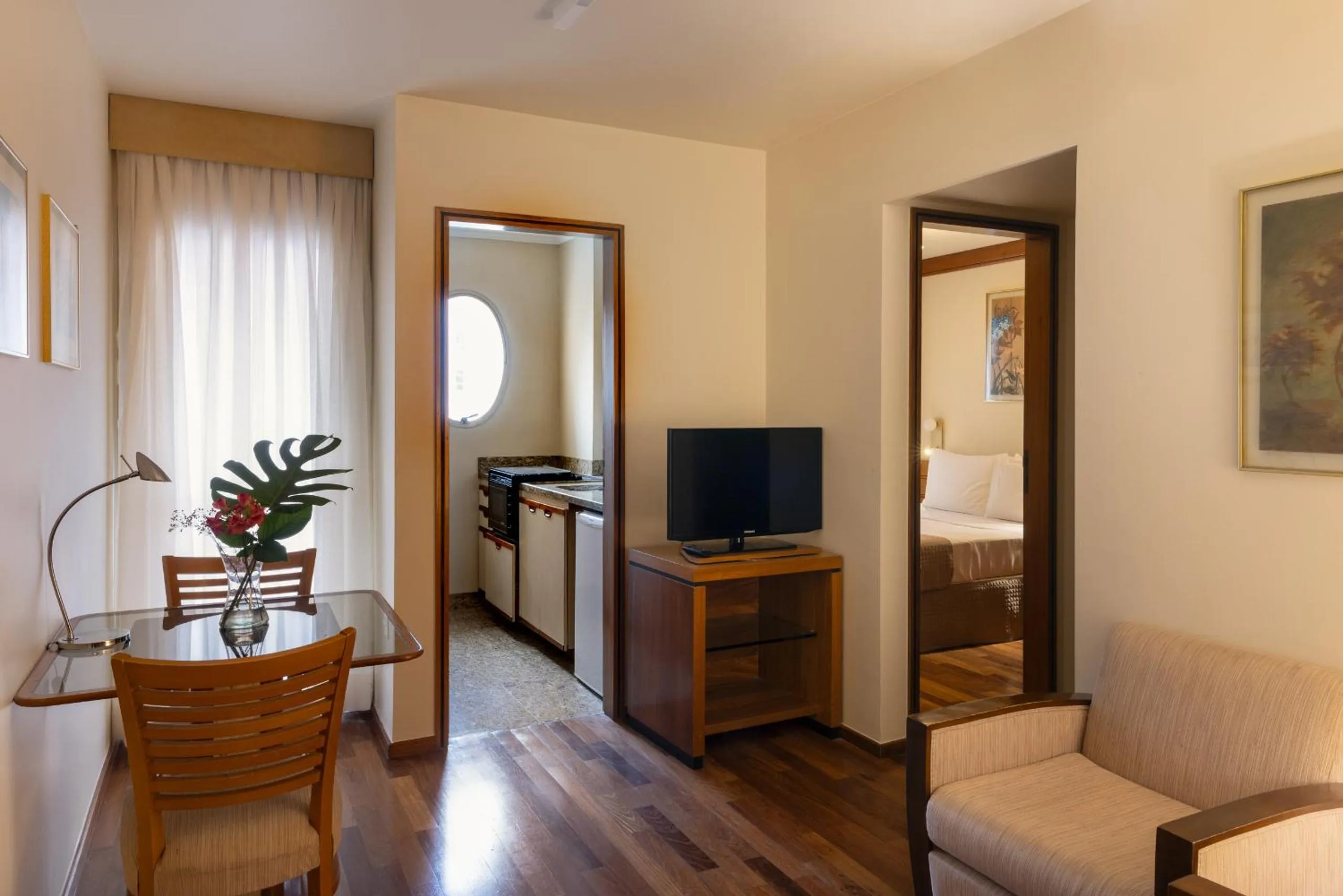 Living room in Regent Park Suite Hotel