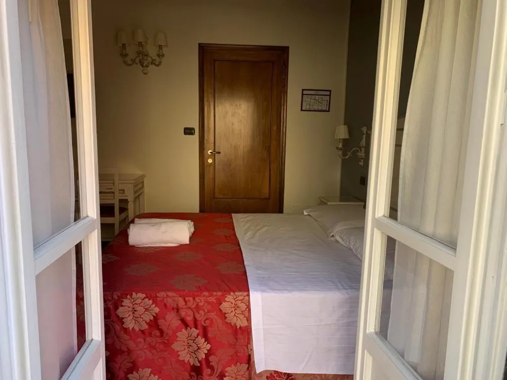 Bedroom, Bed in Notti sull'Adige