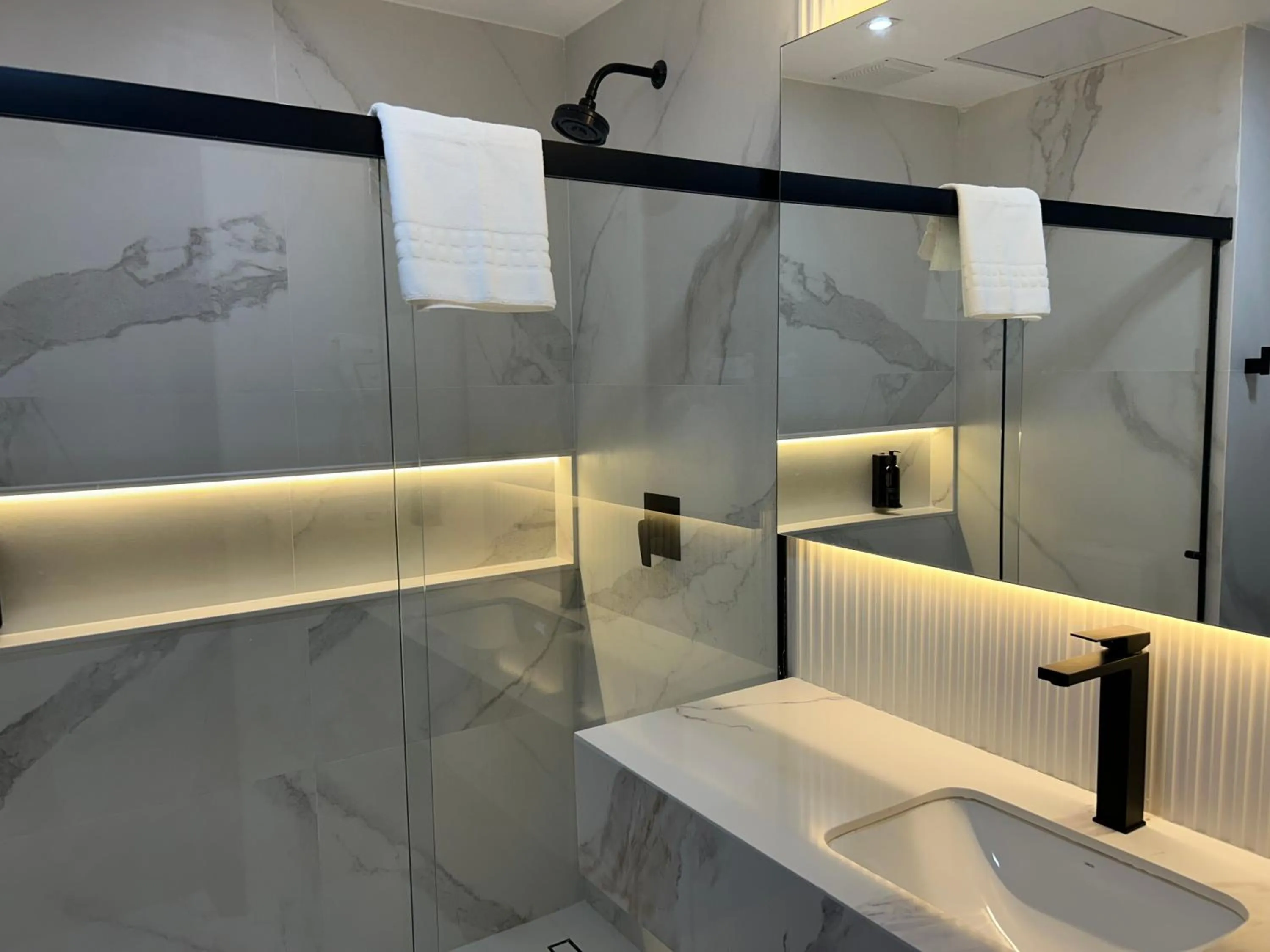 Shower in Américas Benidorm Hotel