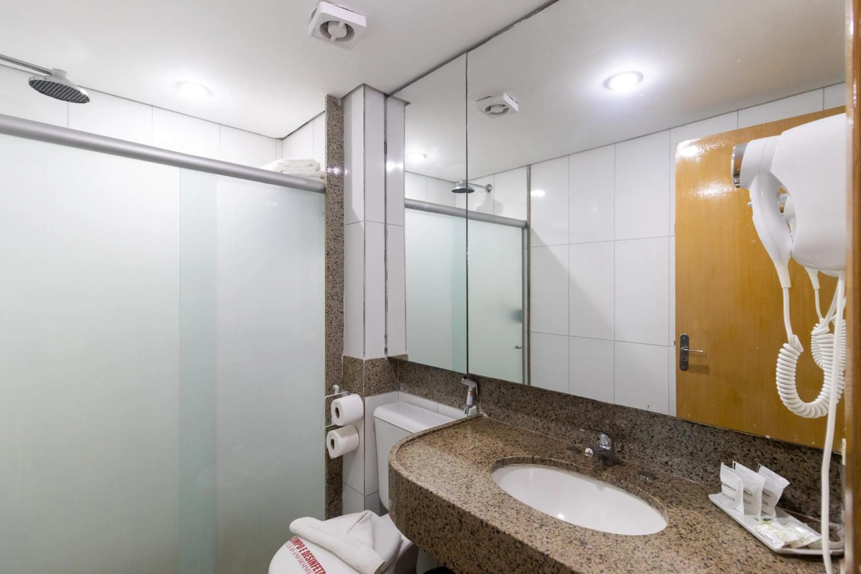 Bathroom in Hotel Golden Park Recife Boa Viagem By Nacional Inn