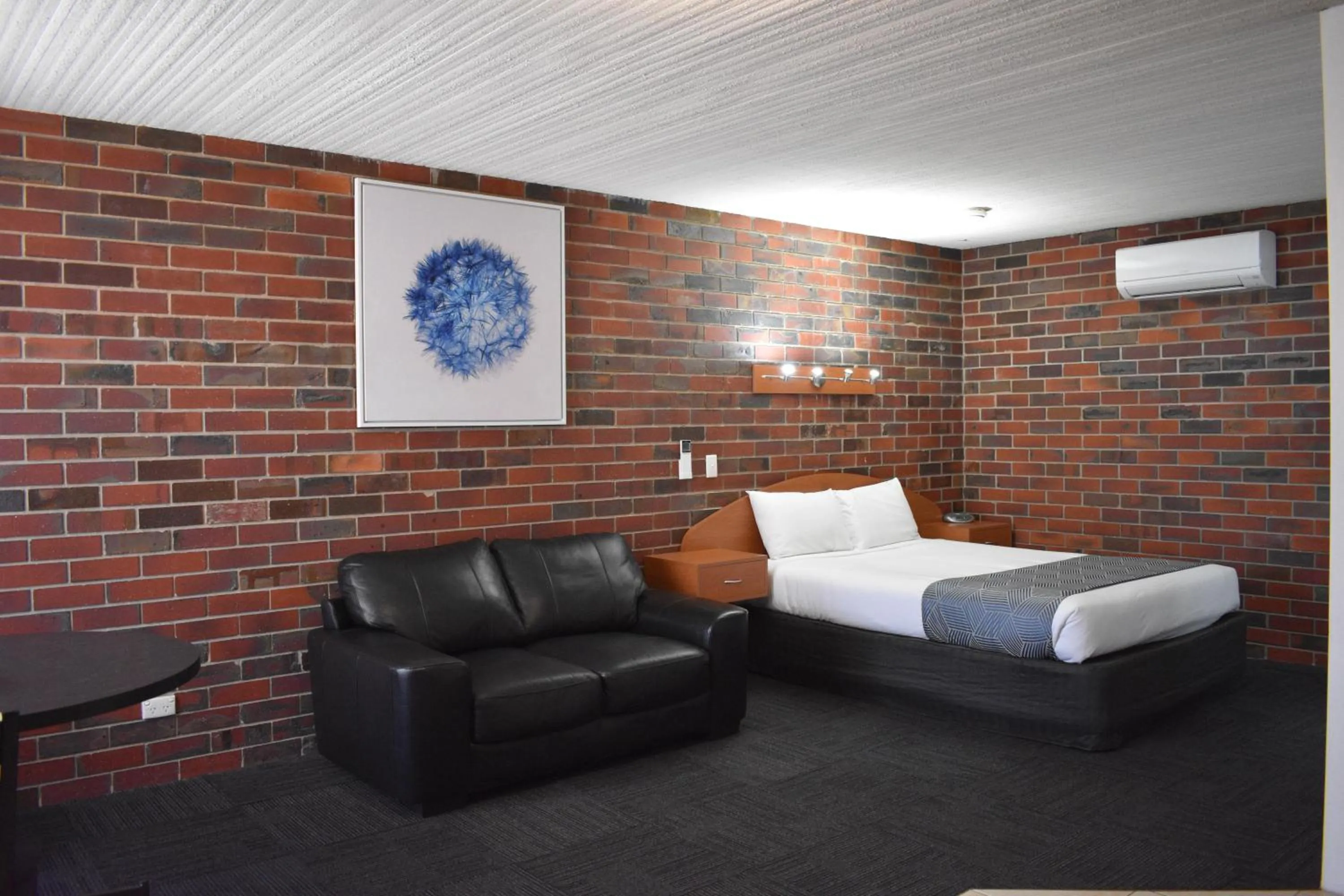 Bed in Town House Motor Inn