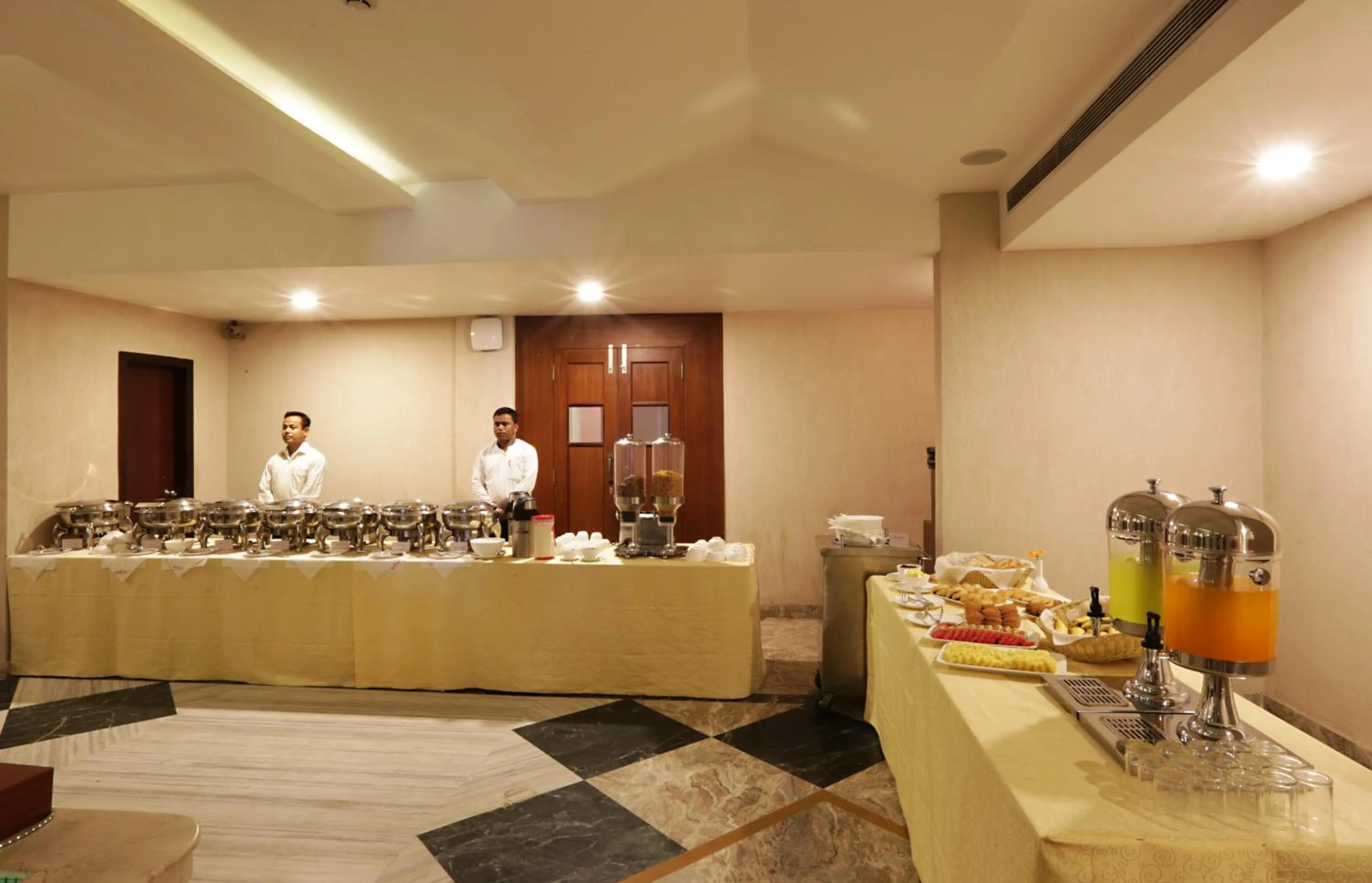 Restaurant/places to eat in Hotel D Courtyard