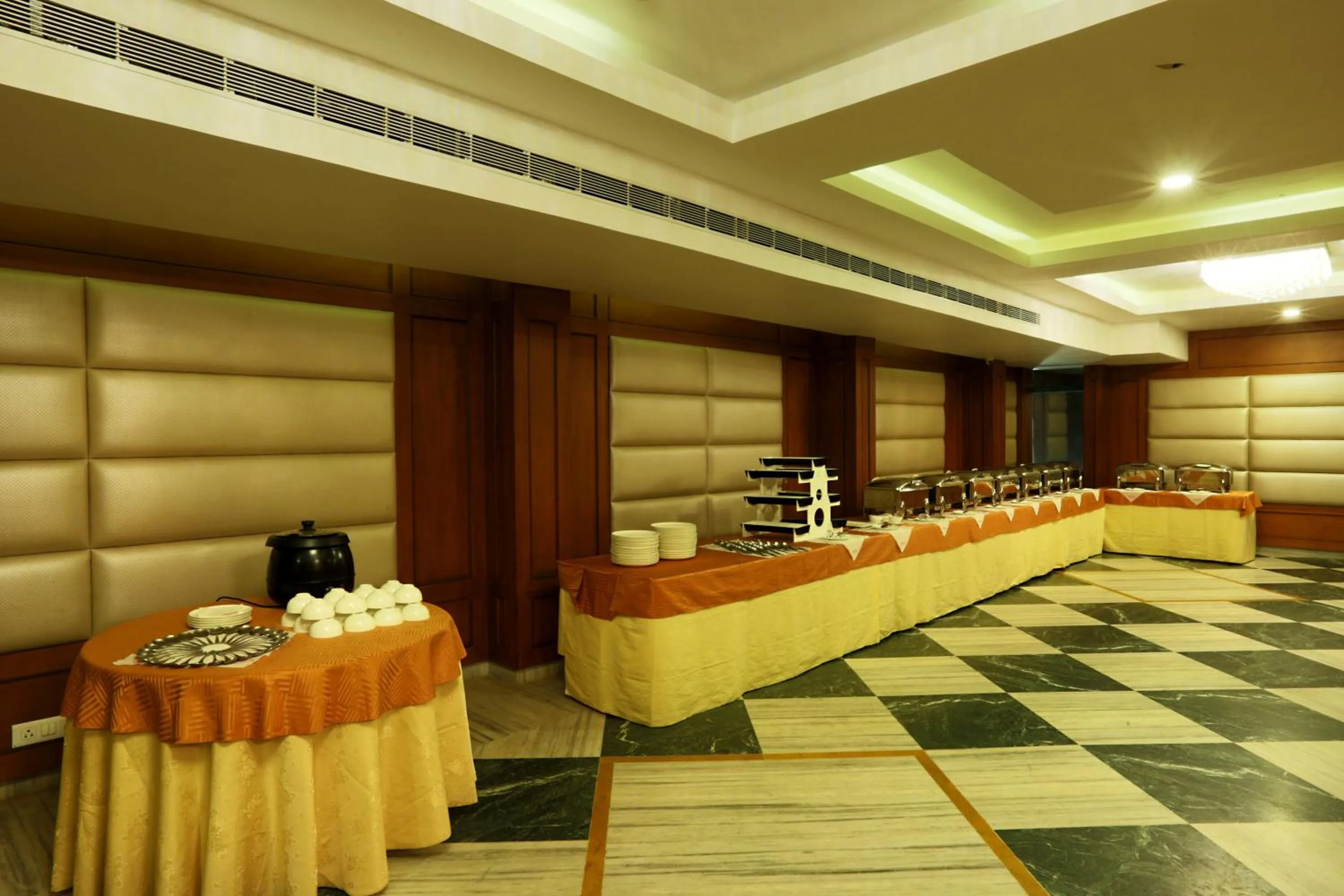 Restaurant/places to eat in Hotel D Courtyard