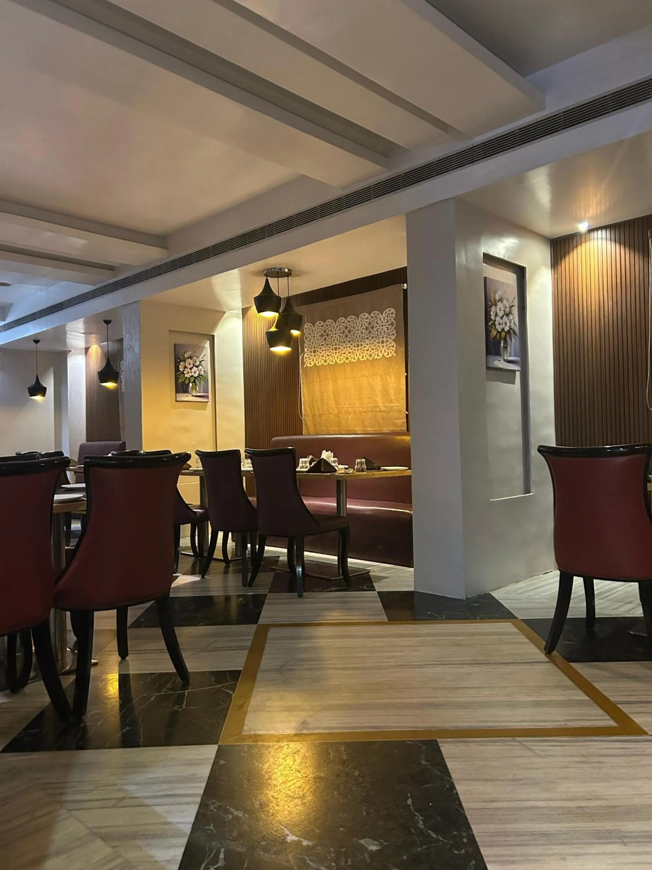 Restaurant/places to eat in Hotel D Courtyard