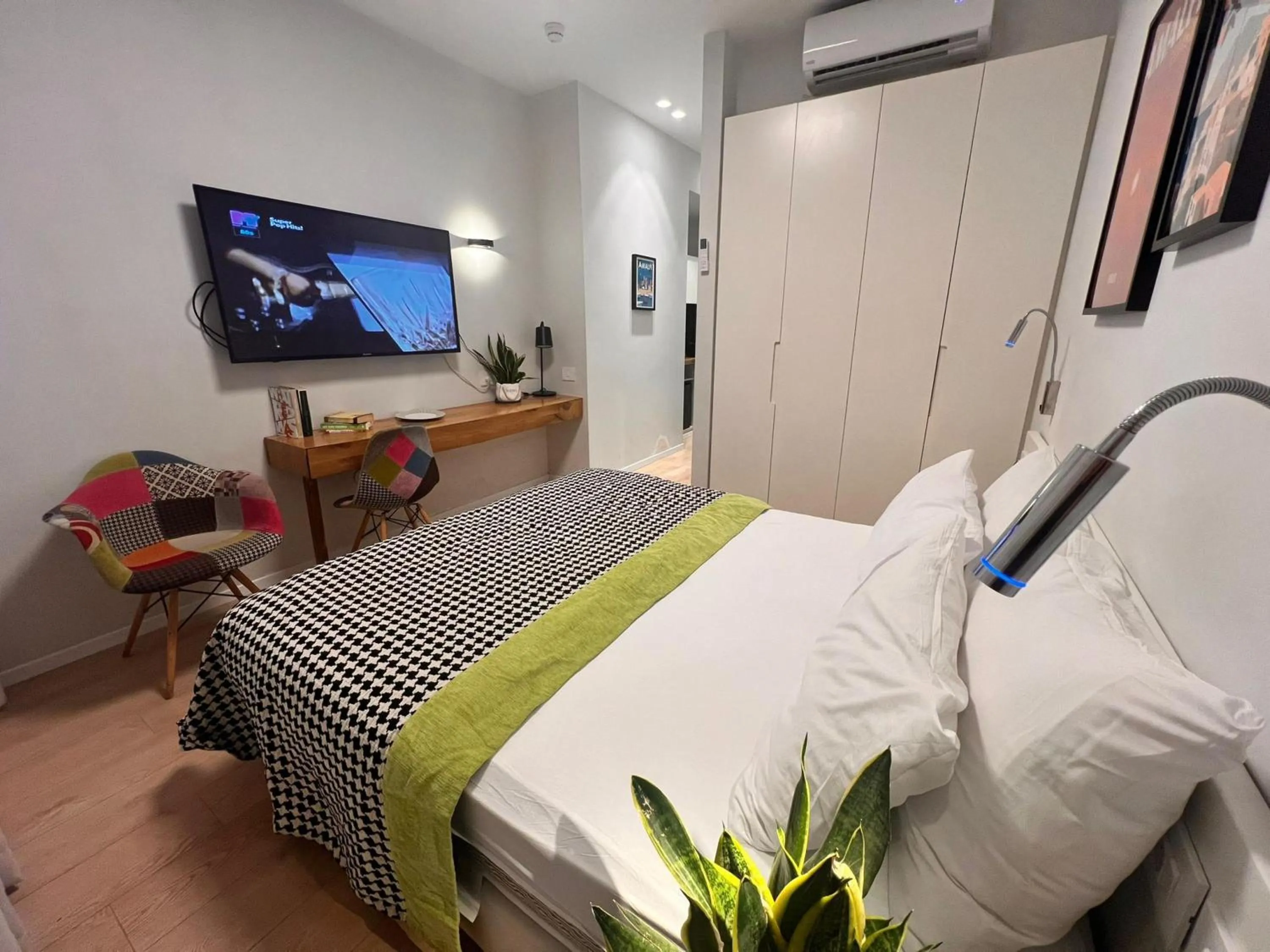 wardrobe, Bed in Dizengoff 208 Hotel Tel Aviv