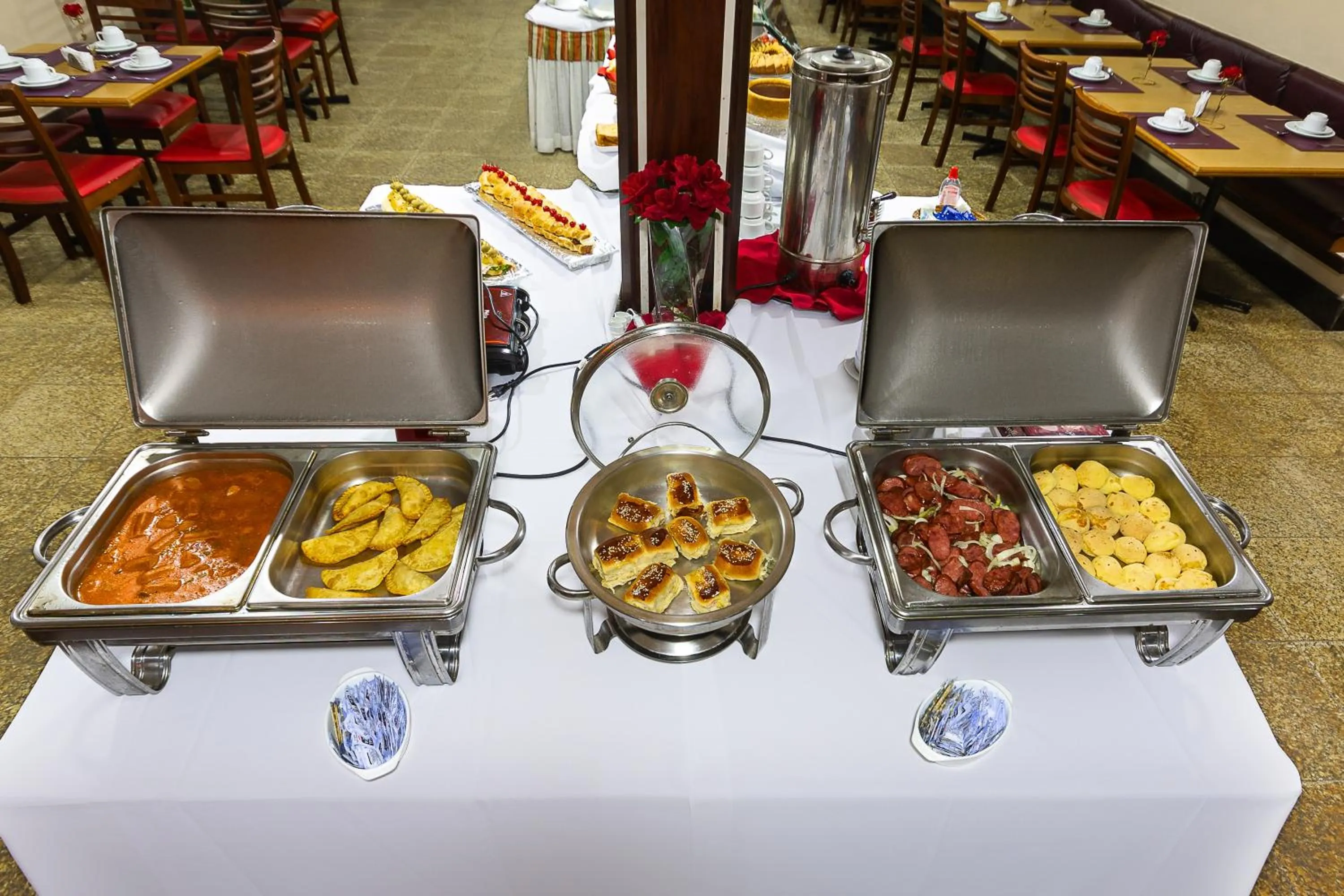 Breakfast in Hotel Golden Park Rio de Janeiro Aeroporto By Nacional Inn