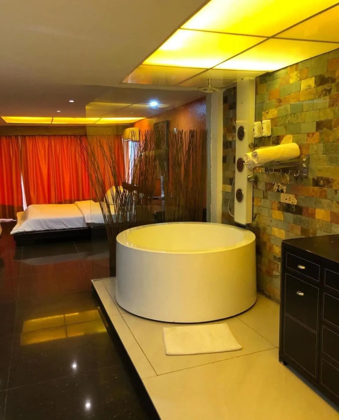 Bathroom, Bed in Ecologe