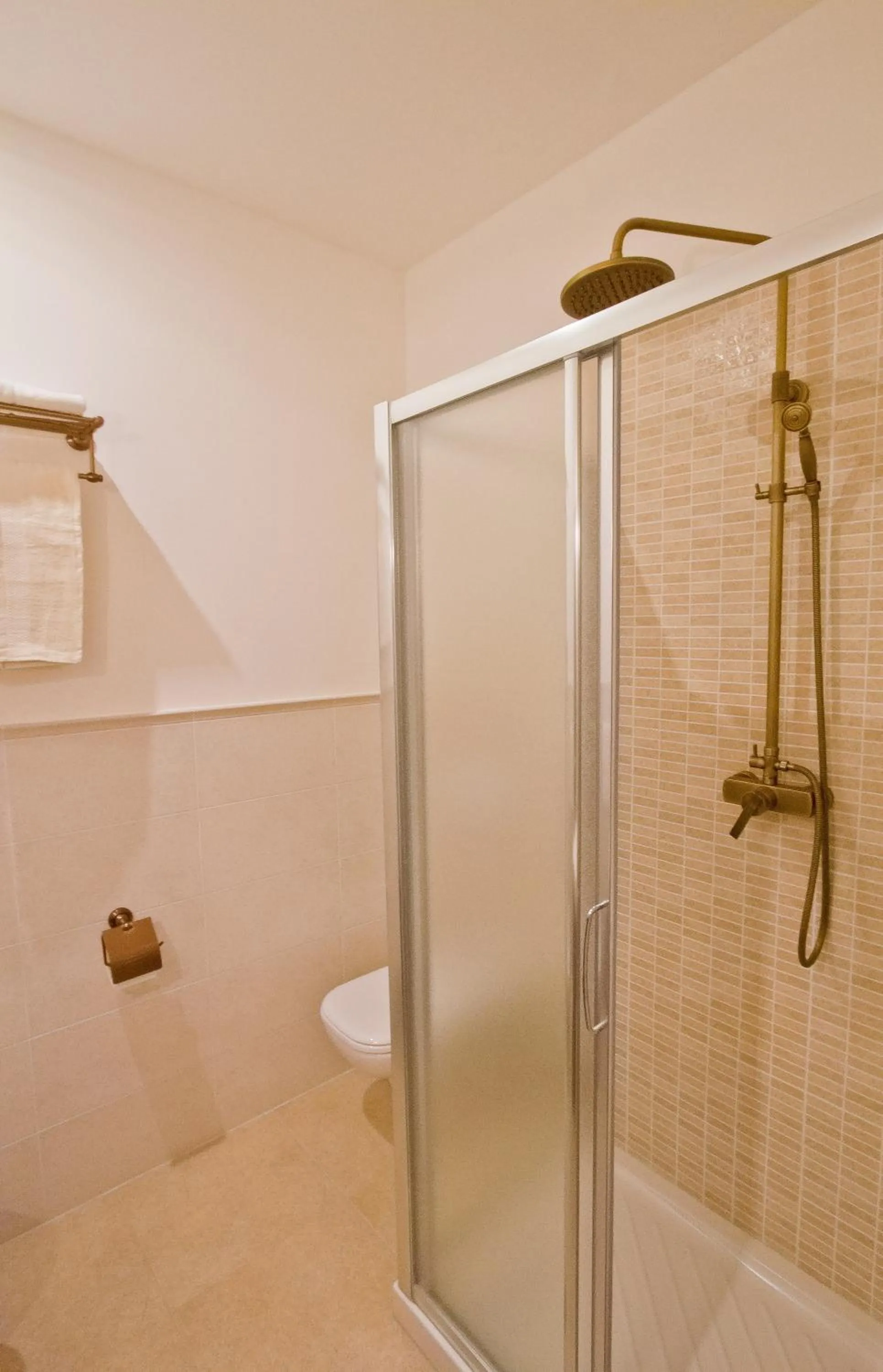 Bathroom in Golden Rooms Bed & Breakfast