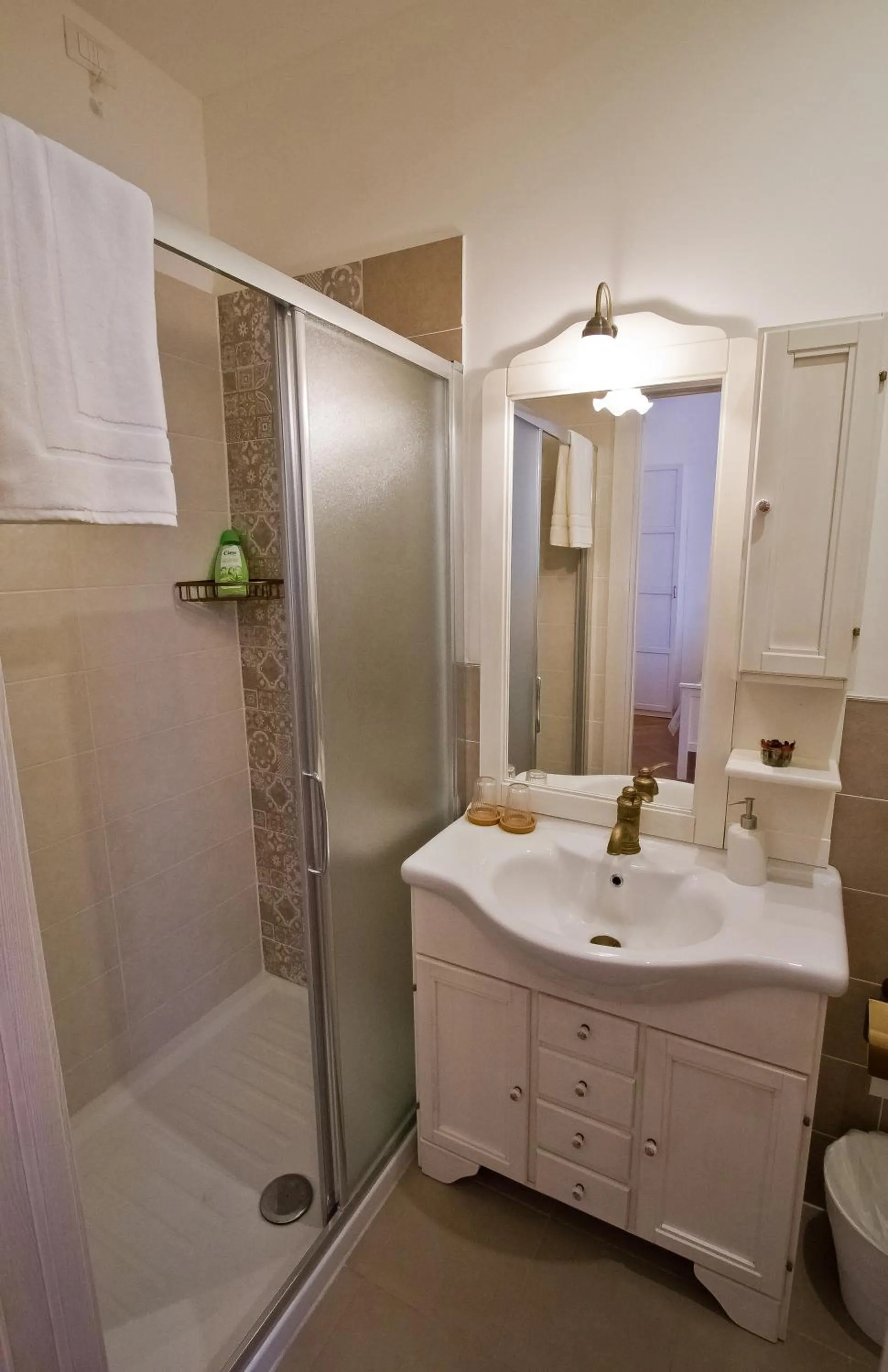 Bathroom in Golden Rooms Bed & Breakfast