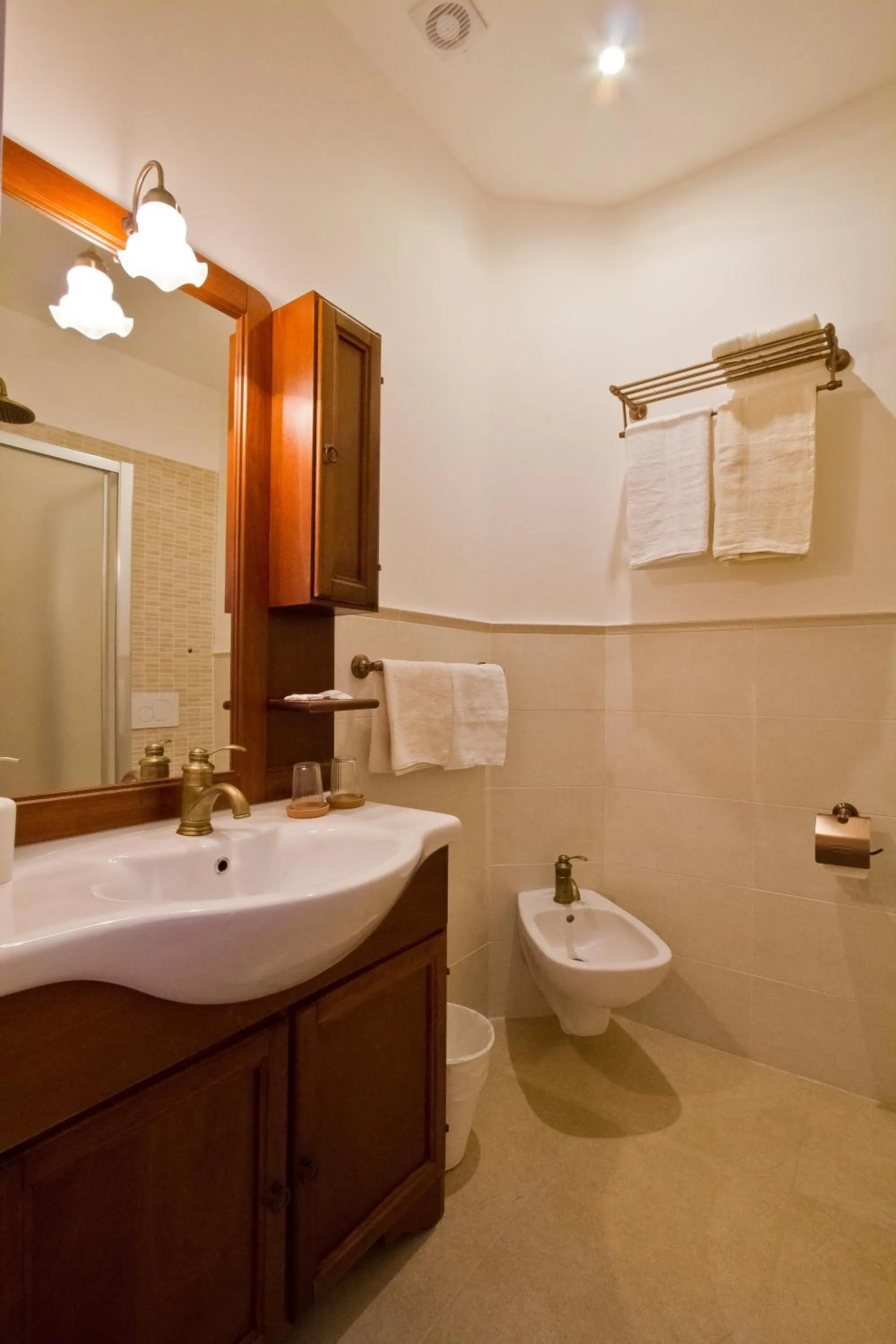 Bathroom in Golden Rooms Bed & Breakfast