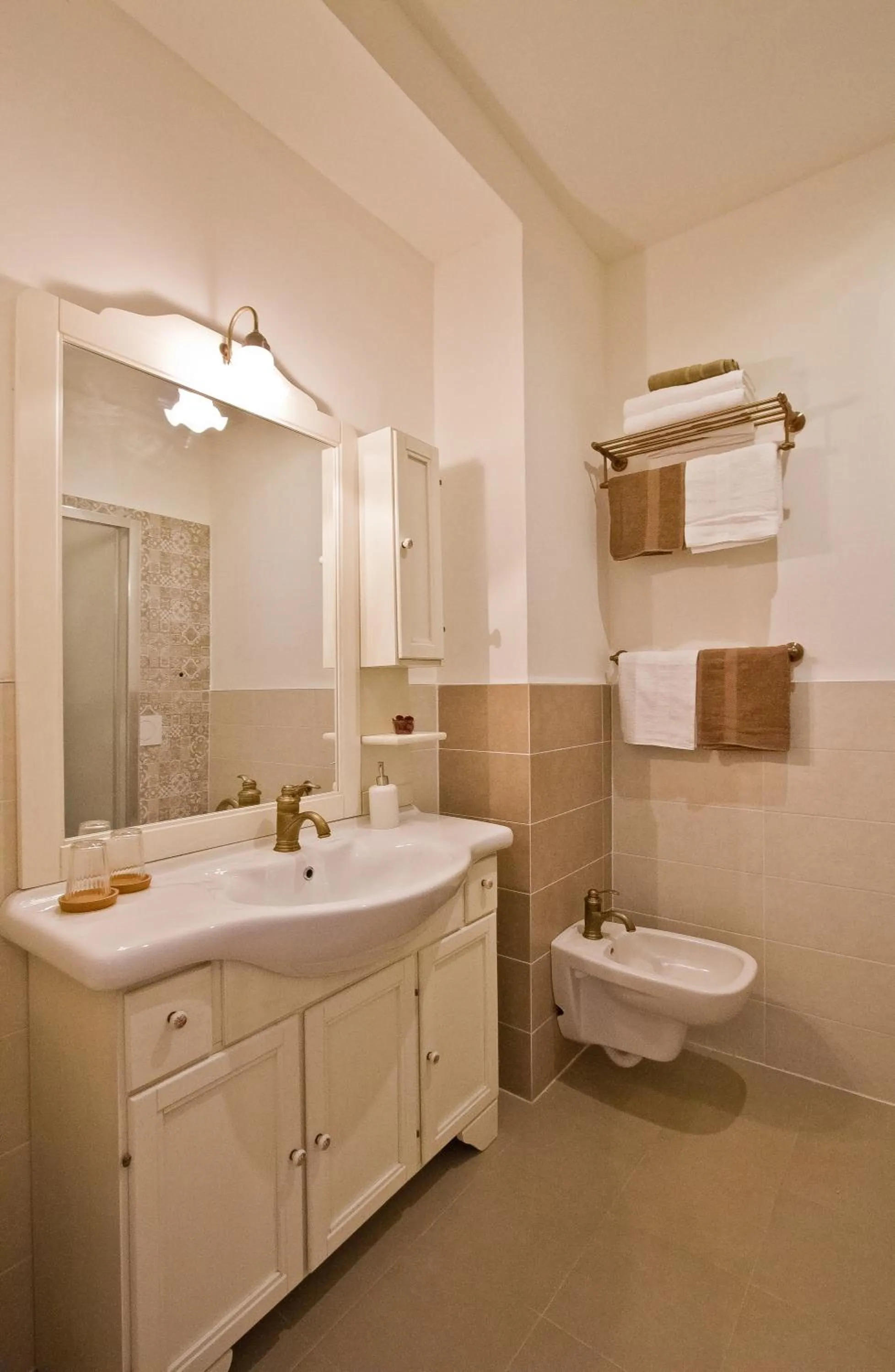 Bathroom in Golden Rooms Bed & Breakfast