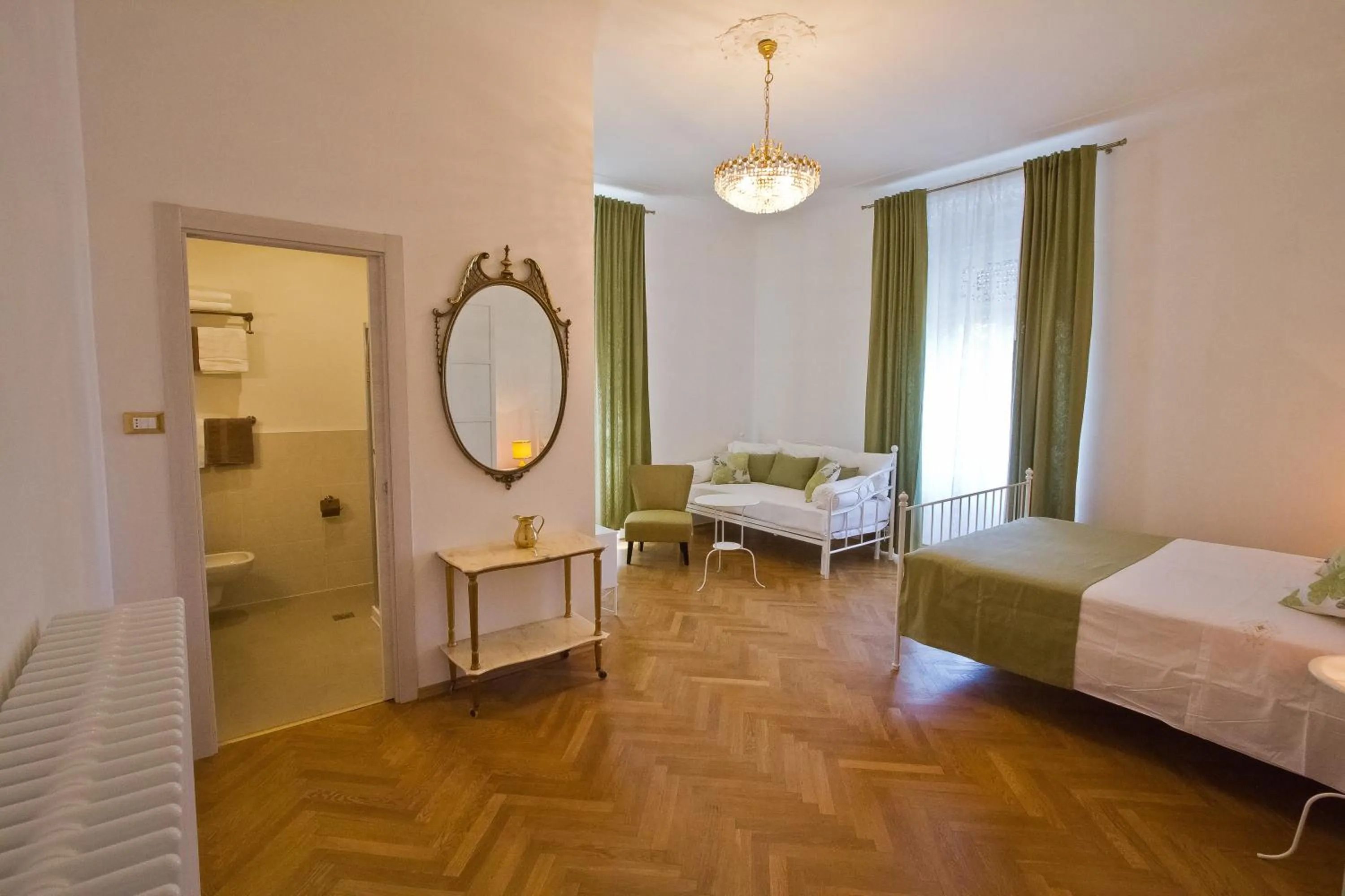 Photo of the whole room, Bed in Golden Rooms Bed & Breakfast