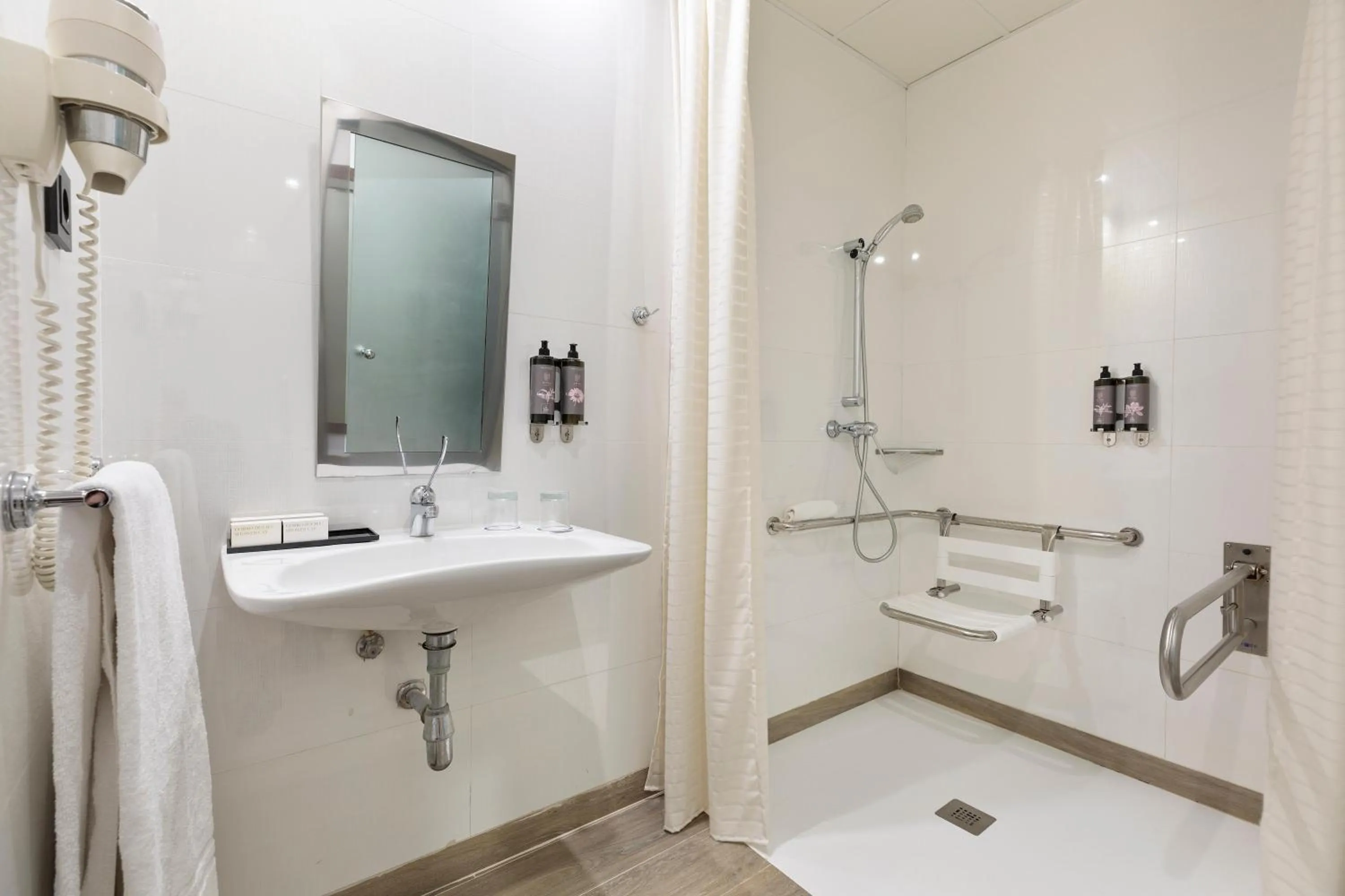 Shower in Hotel Best 4 Barcelona