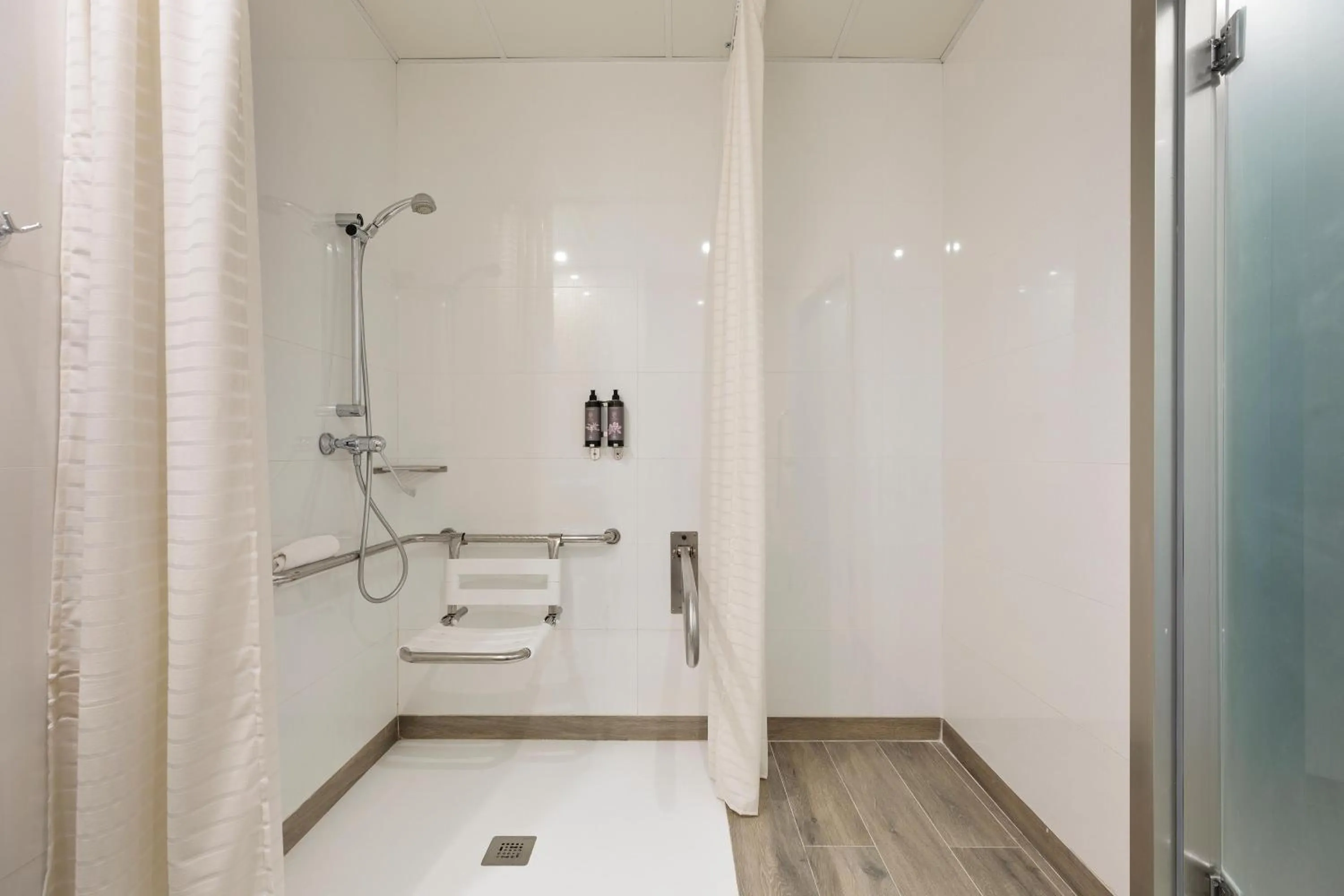 Shower in Hotel Best 4 Barcelona