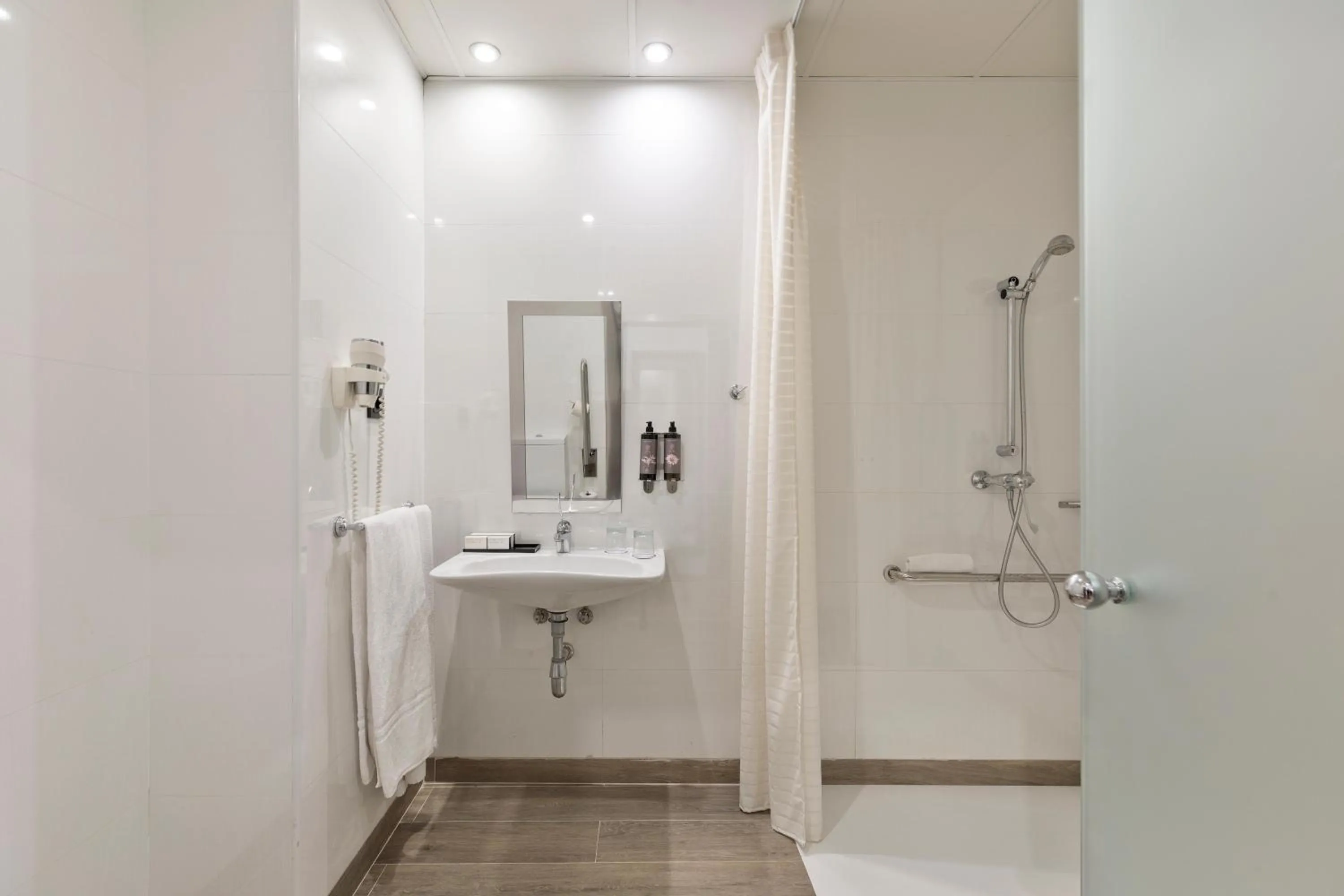 Shower in Hotel Best 4 Barcelona