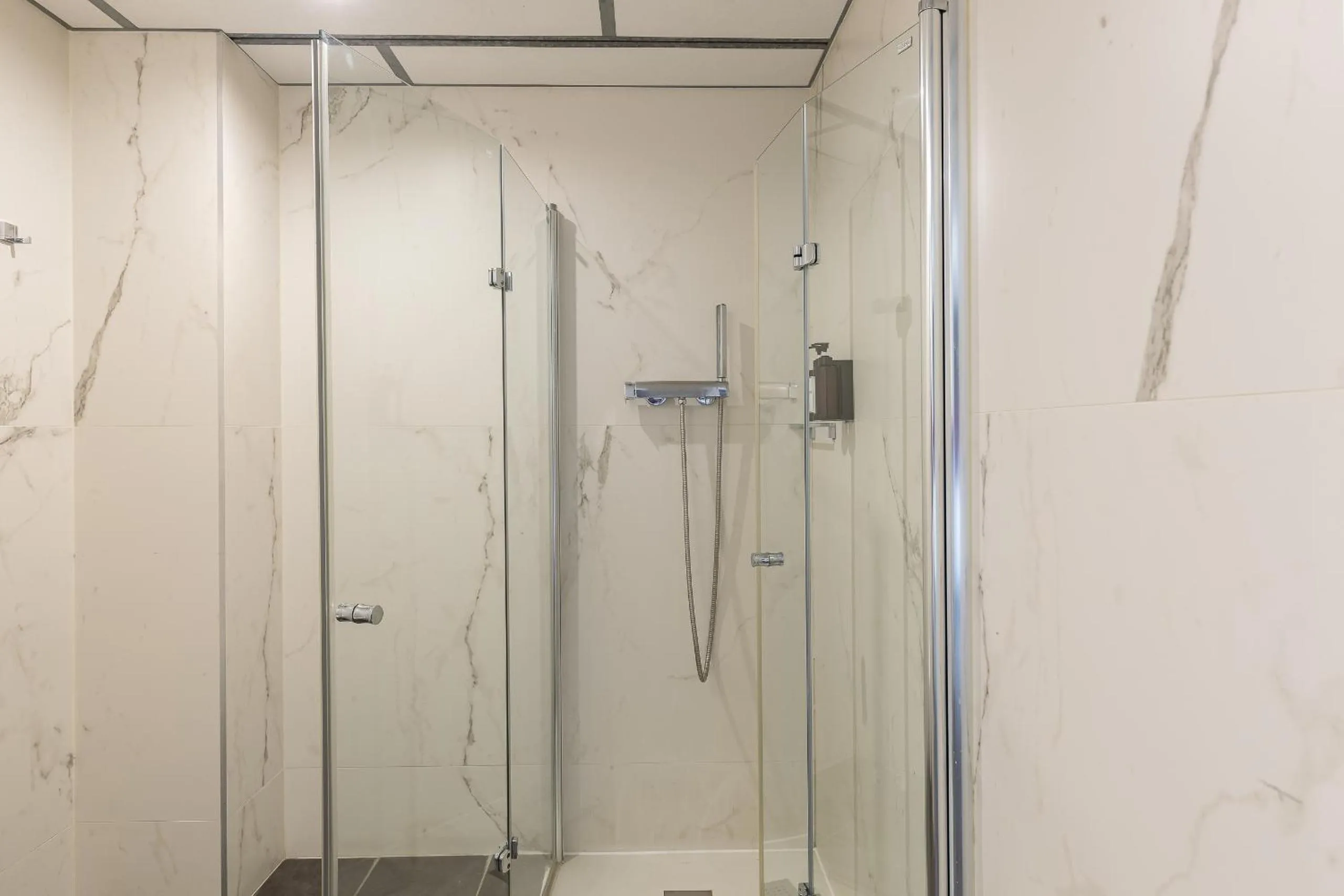 Shower in Cosmo Apartments Sants