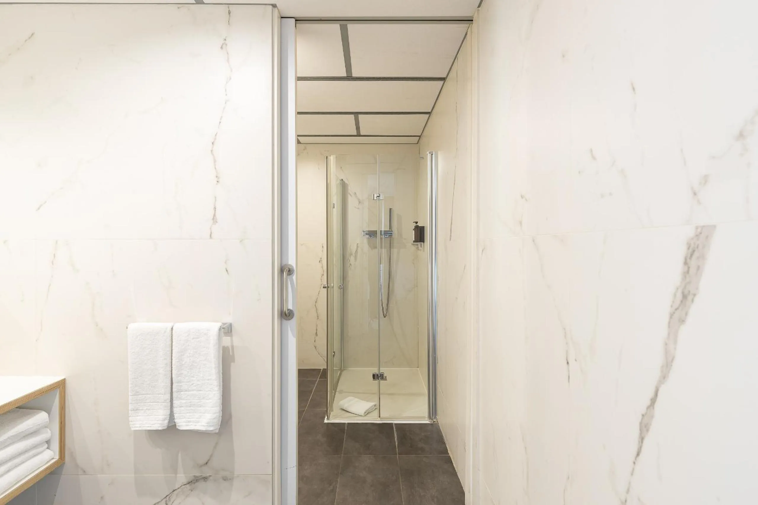 Shower in Cosmo Apartments Sants