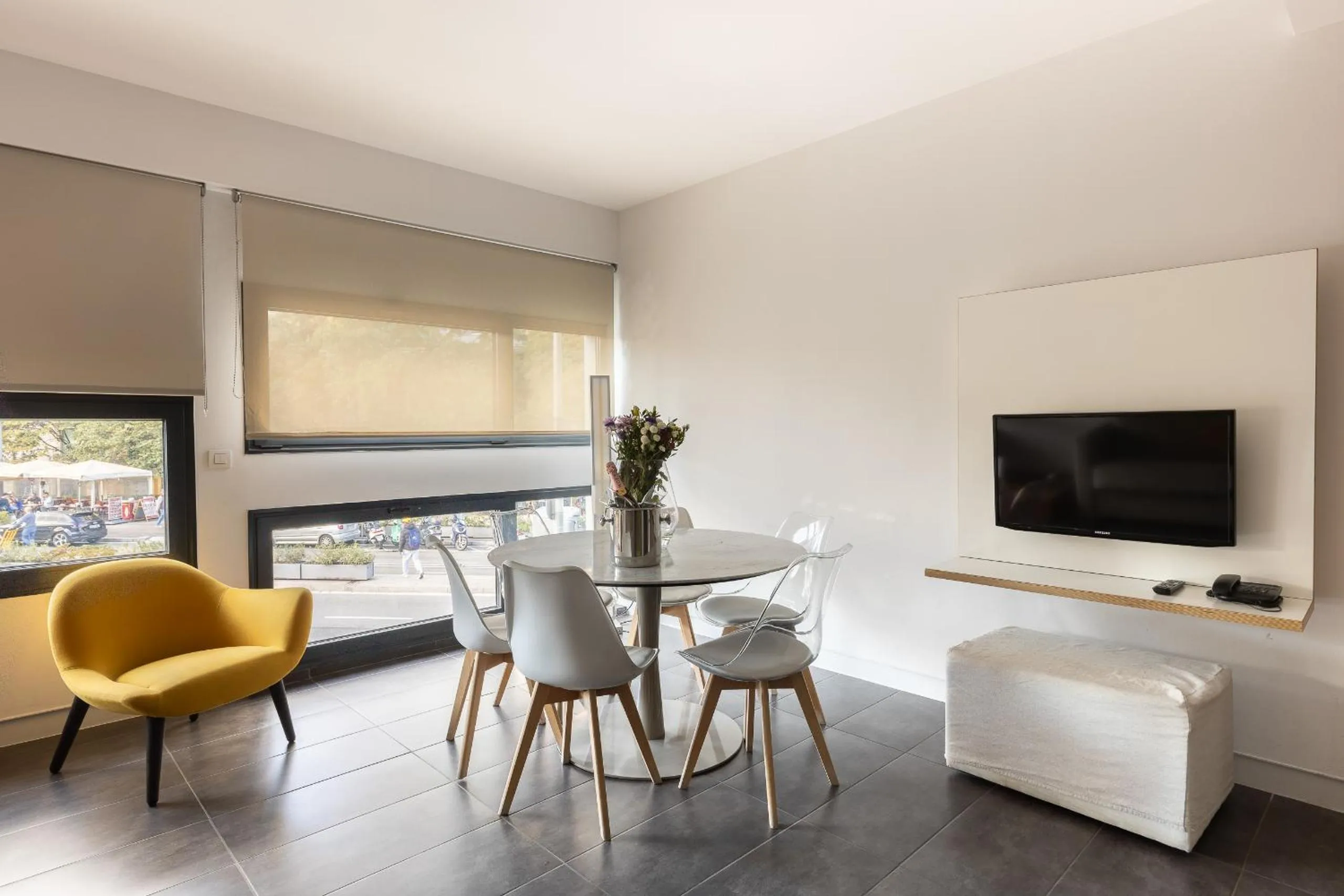 TV and multimedia in Cosmo Apartments Sants
