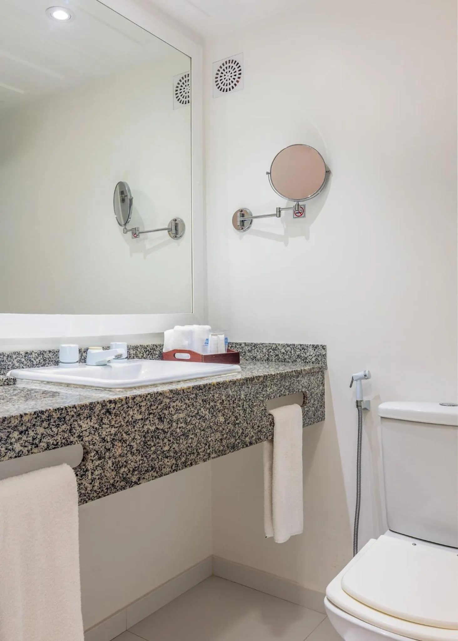 Toilet in Le Relais La Borie