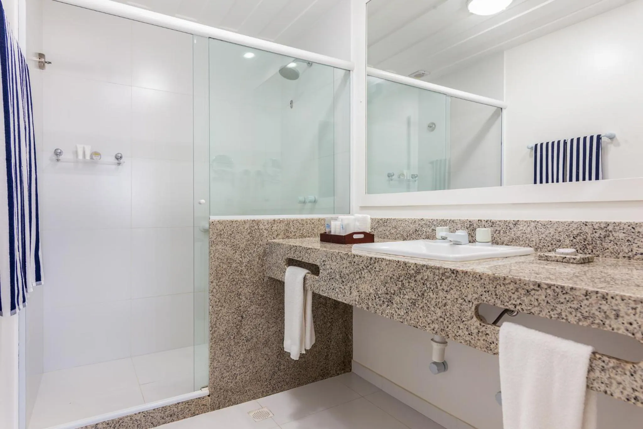 Shower in Le Relais La Borie