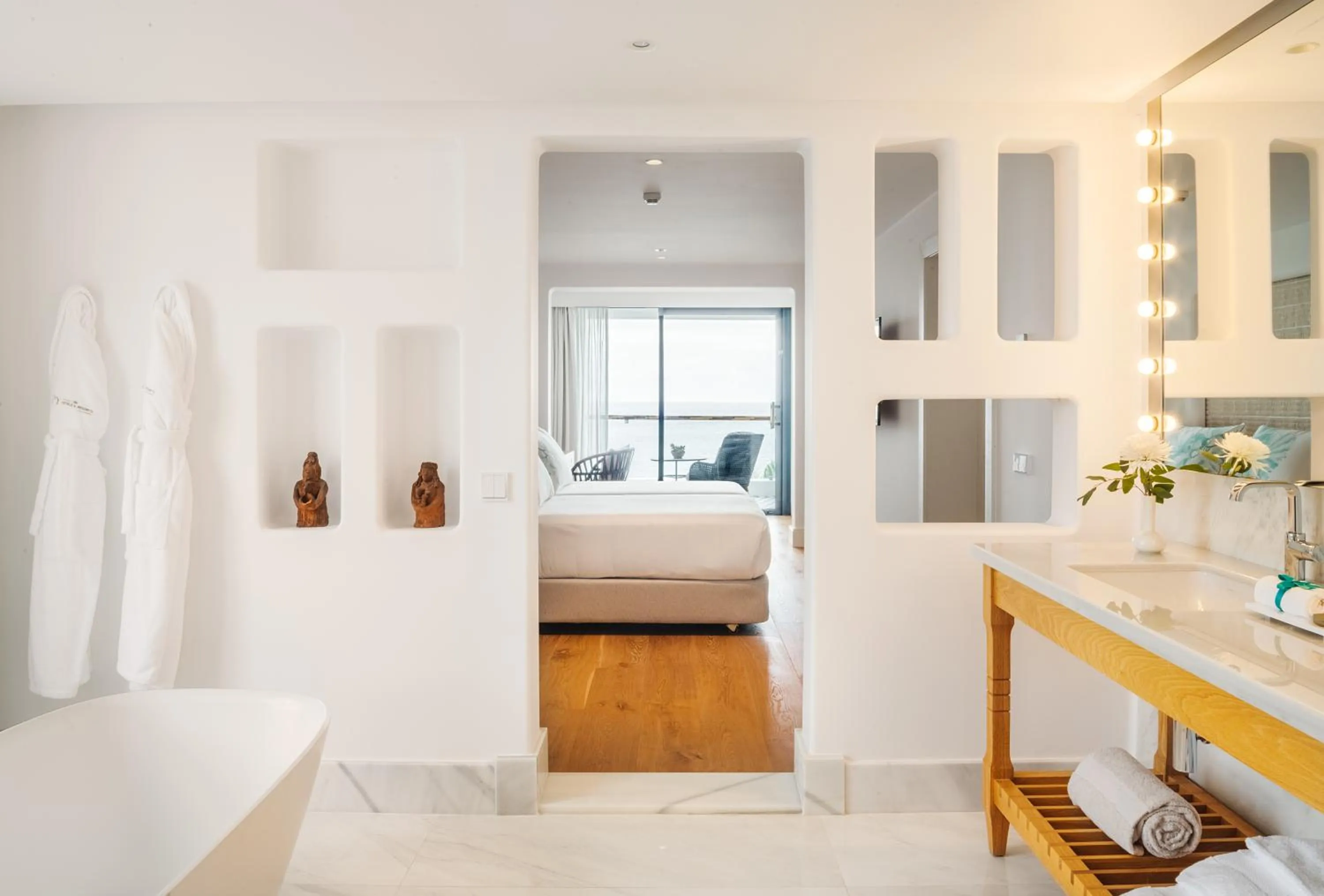 Bathroom, Bed in Hotel Fariones