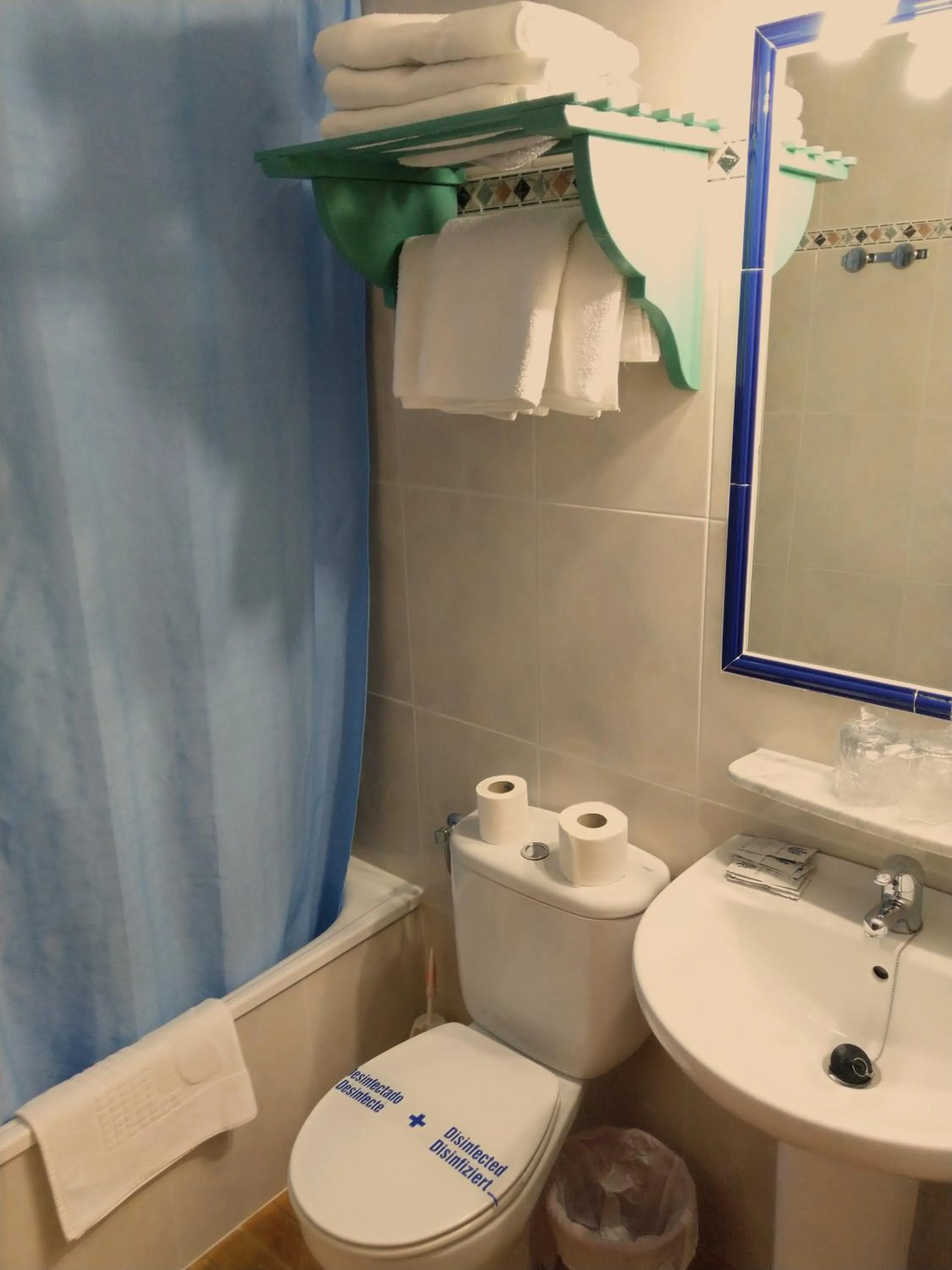 Shower in Hostal Bellido