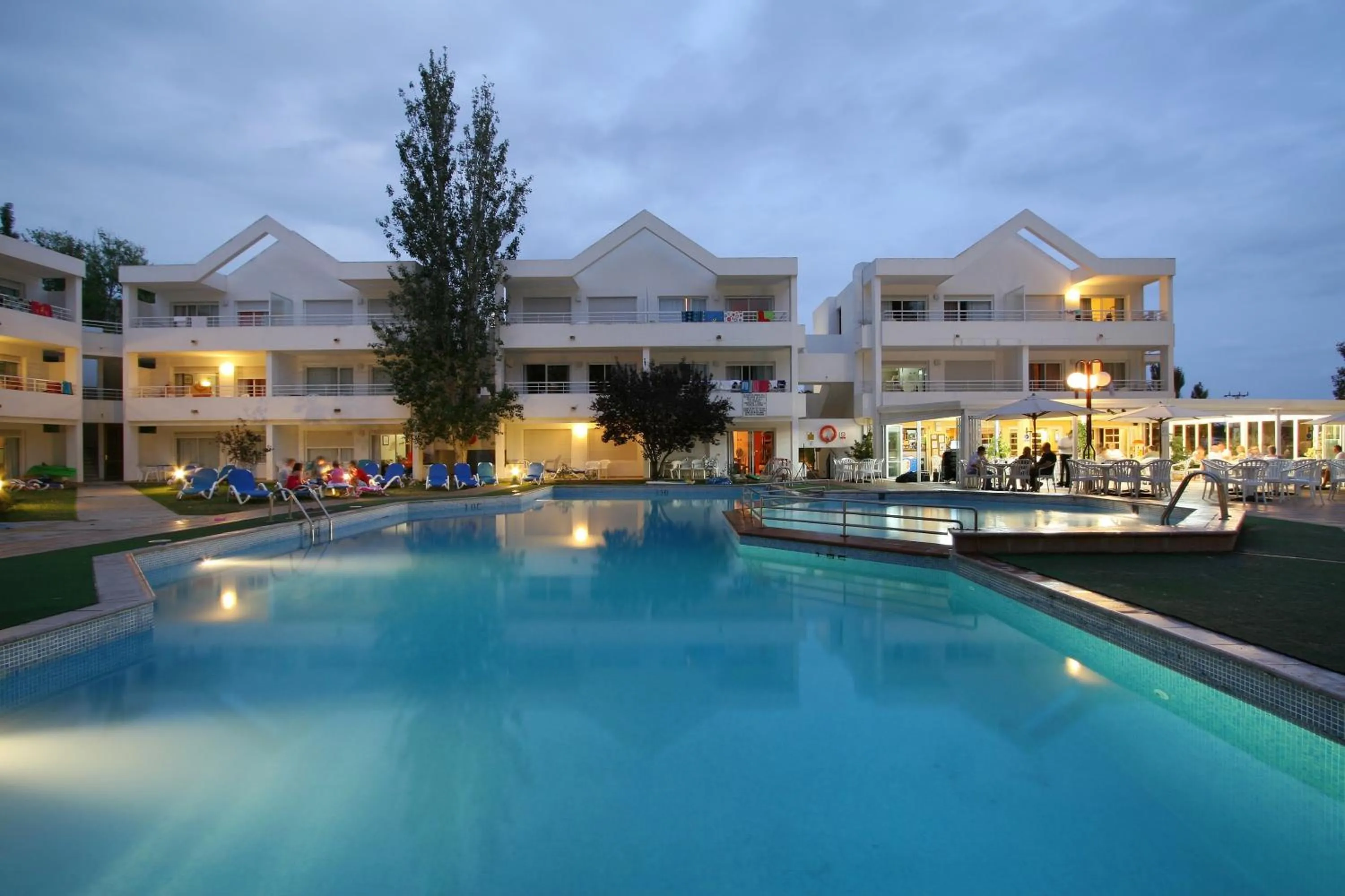 Swimming pool in Apartamentos Habitat