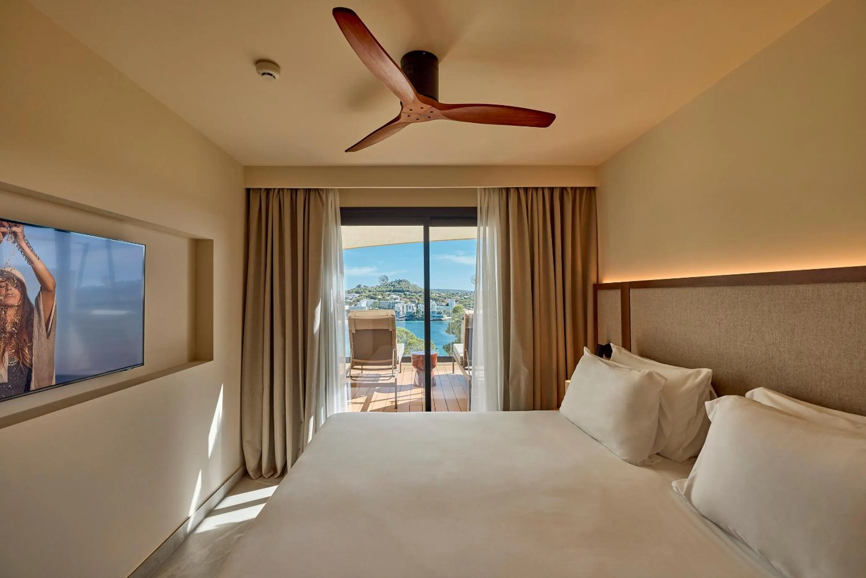Communal lounge/ TV room, Bed in Purobeach Resort Santa Ponsa - New Opening