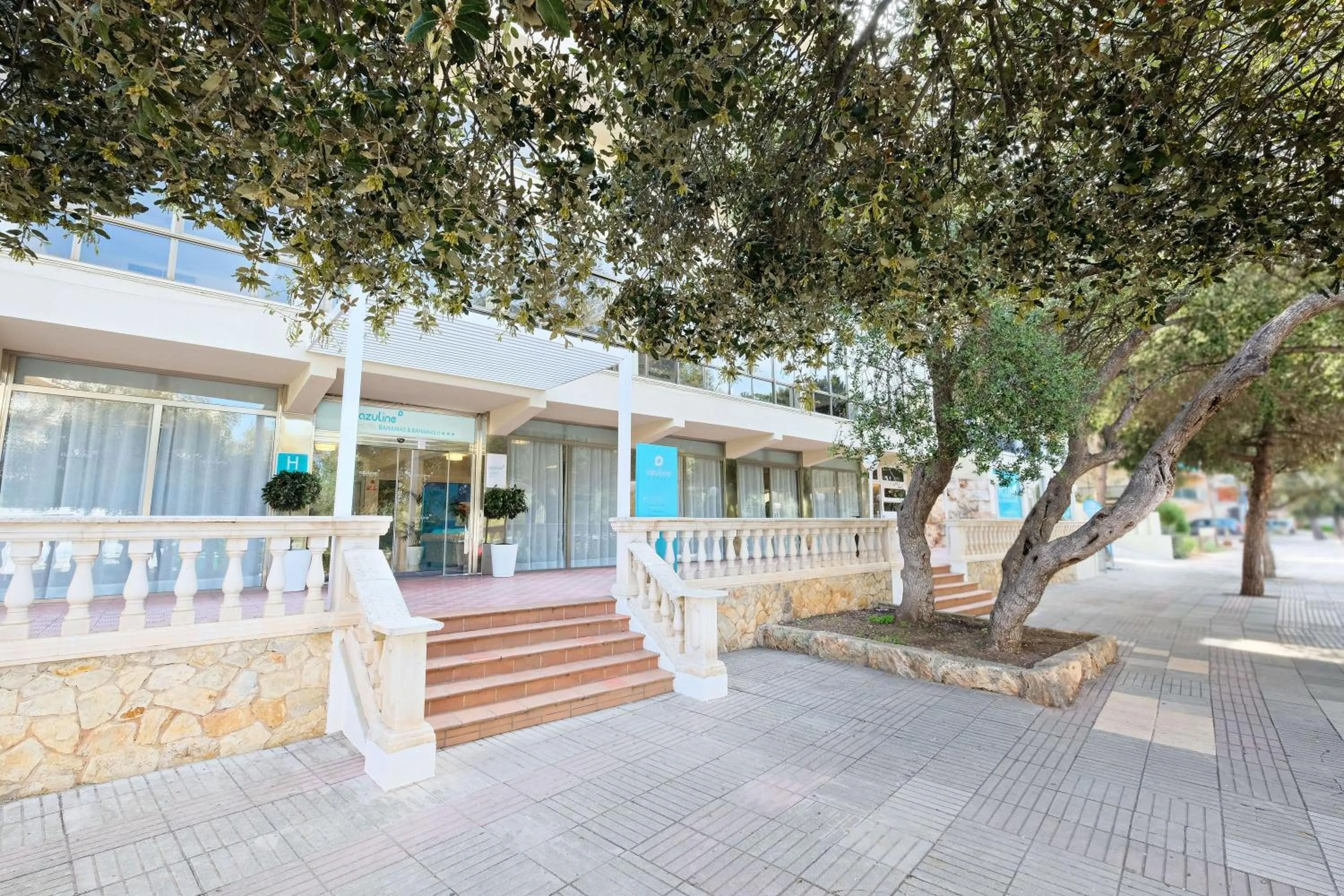 Facade/entrance in azuLine Hotel Bahamas y Bahamas II