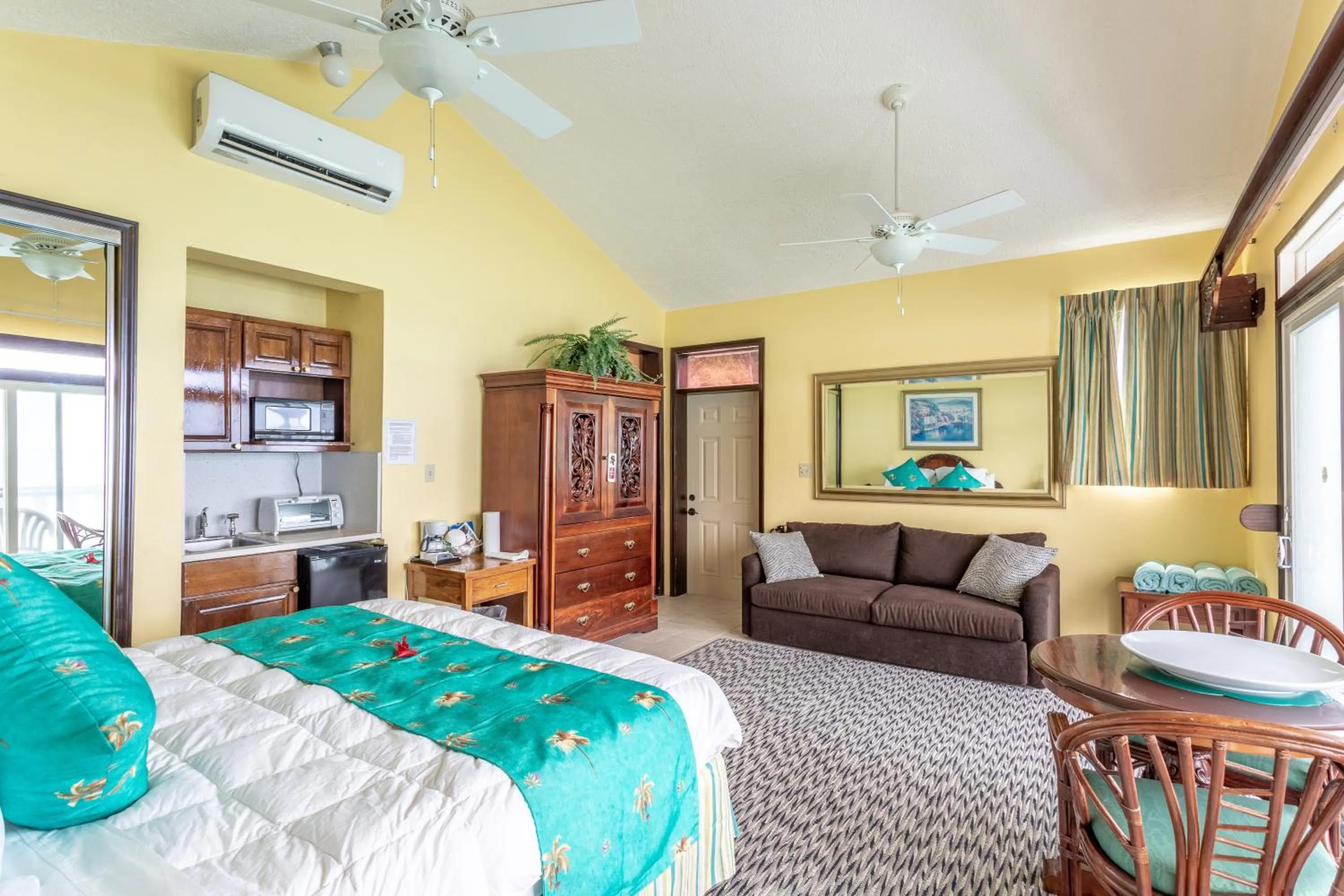 Bedroom, Bed in Sebastian's on the beach hotel