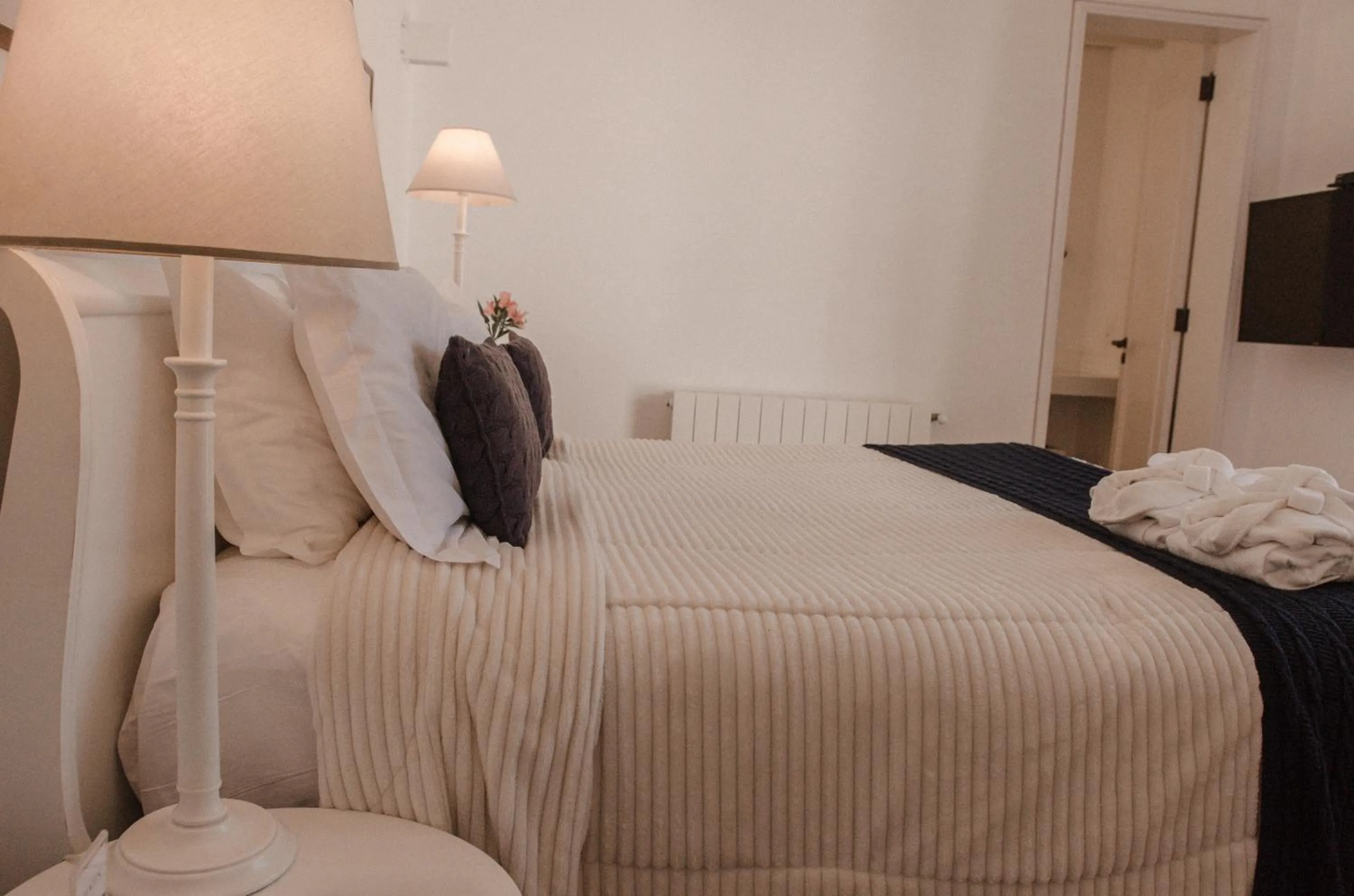 Photo of the whole room, Bed in Roots Resort