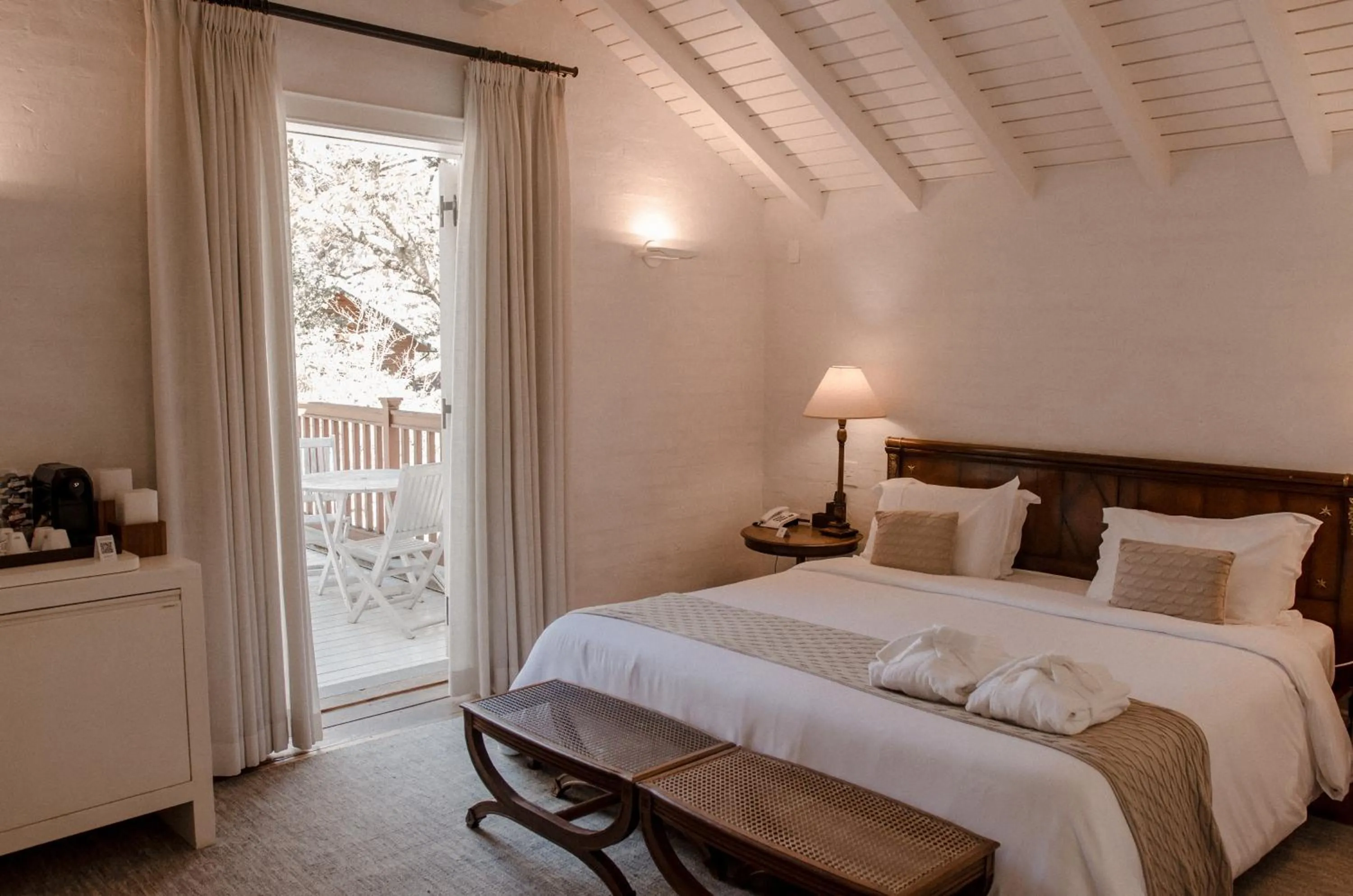 Bedroom, Bed in Roots Resort