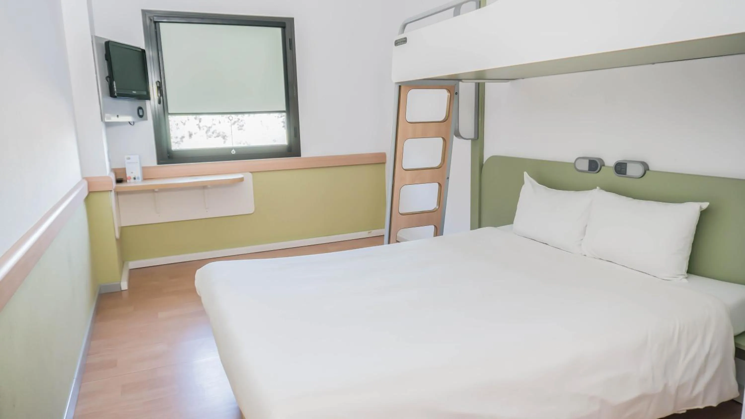 Bed in Ibis Budget Girona Costa Brava