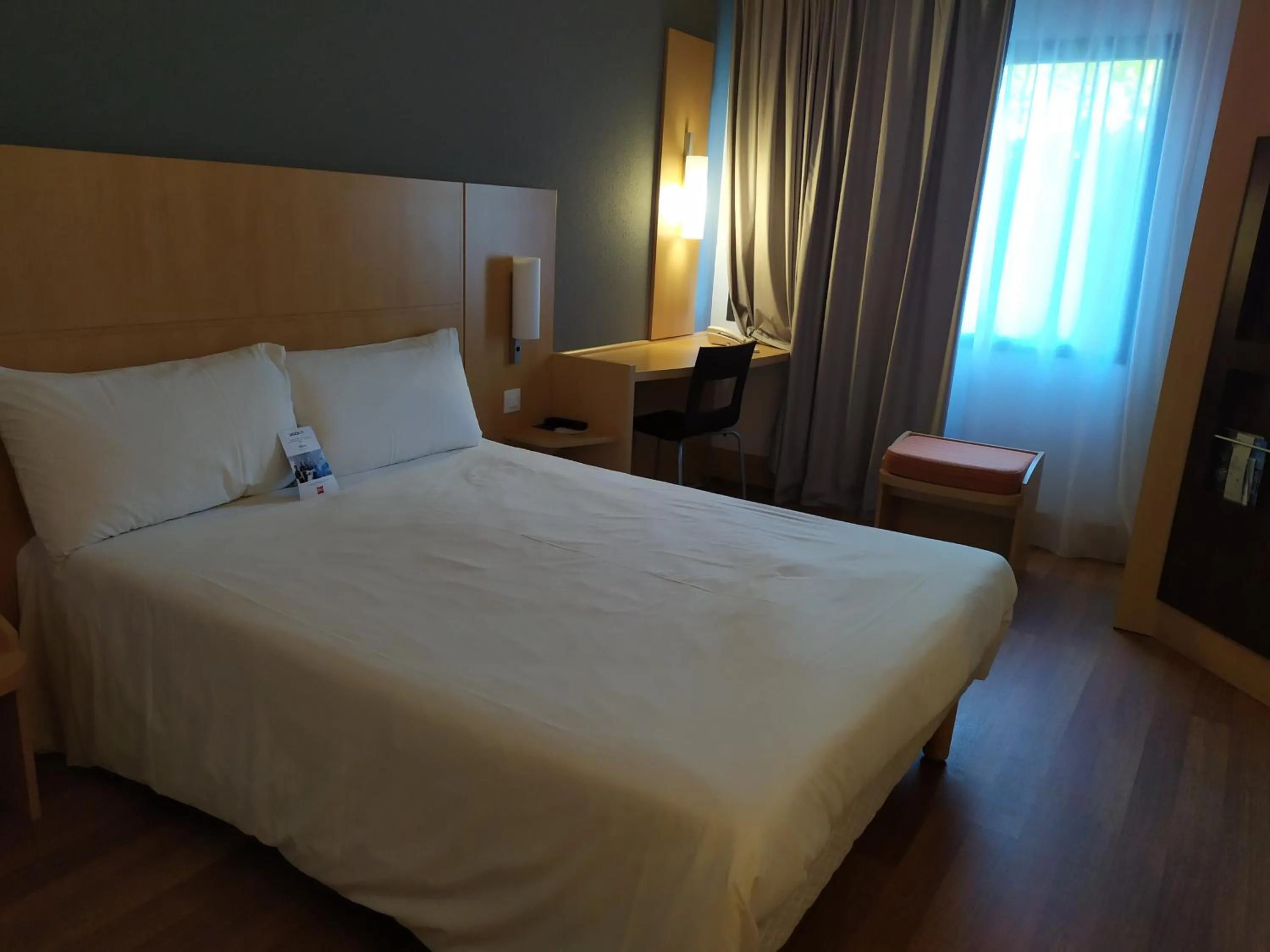 Bed in Ibis Girona