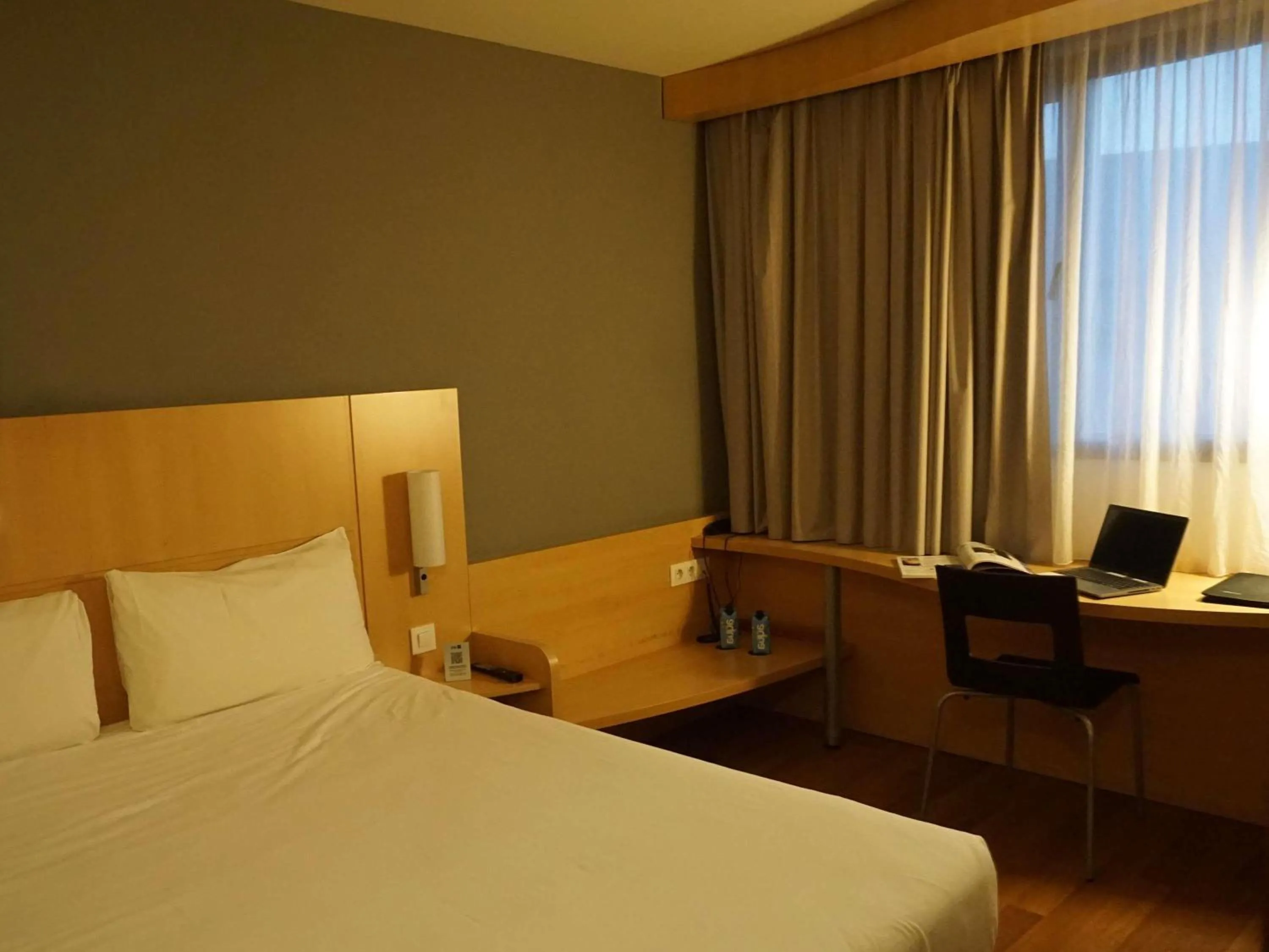 Bedroom, Bed in Ibis Girona