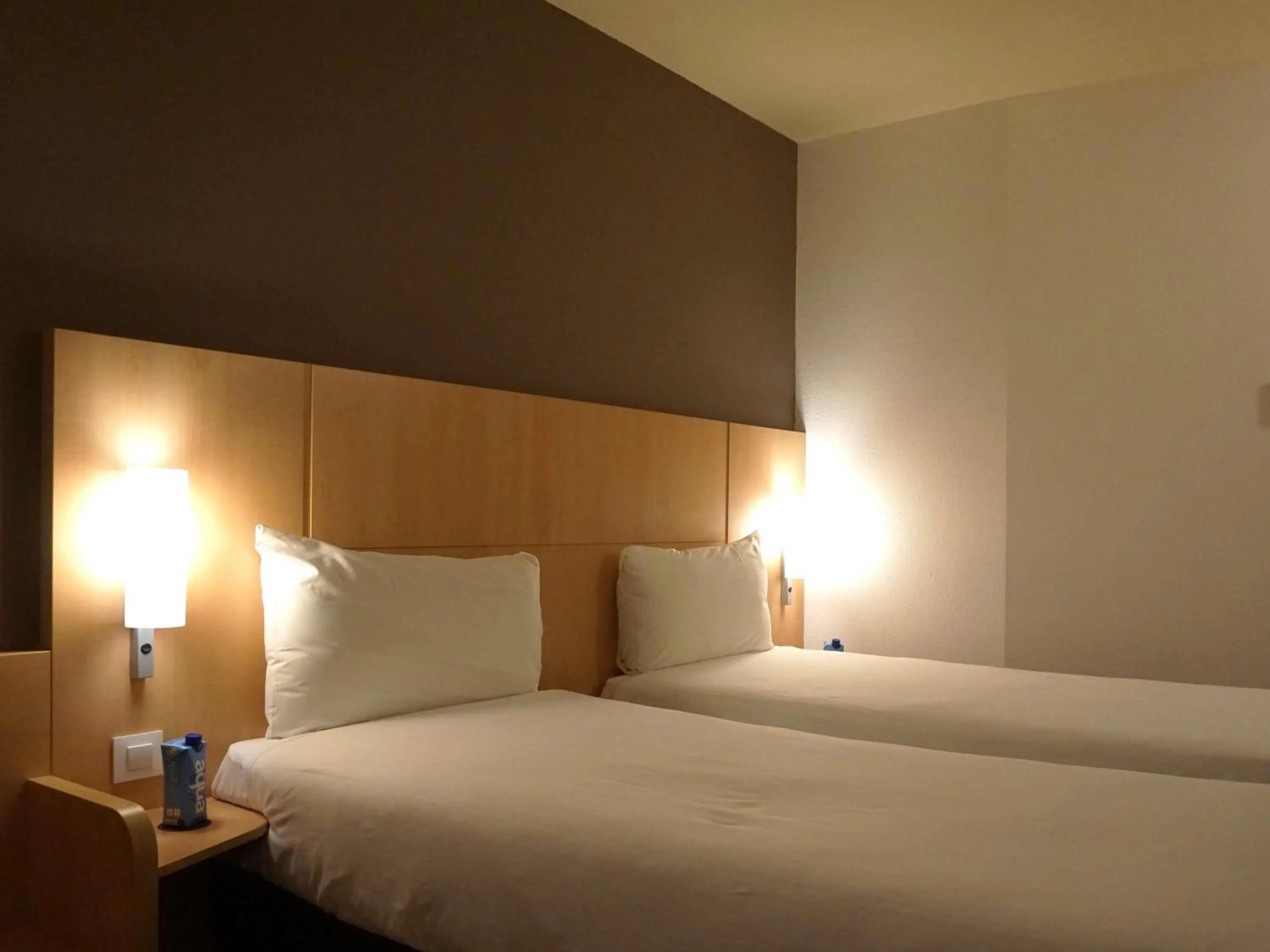 Bedroom, Bed in Ibis Girona