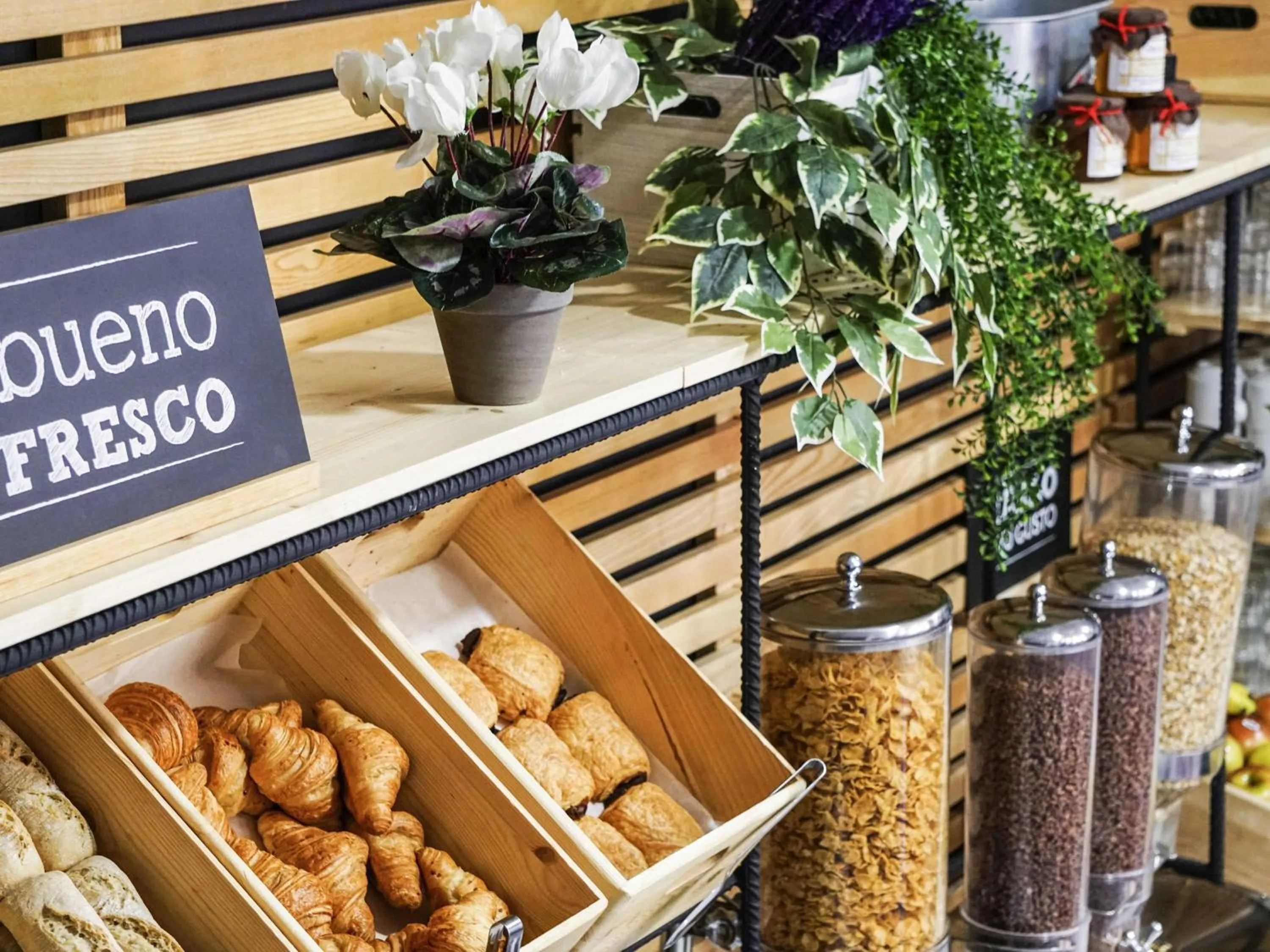 Restaurant/places to eat in Ibis Girona